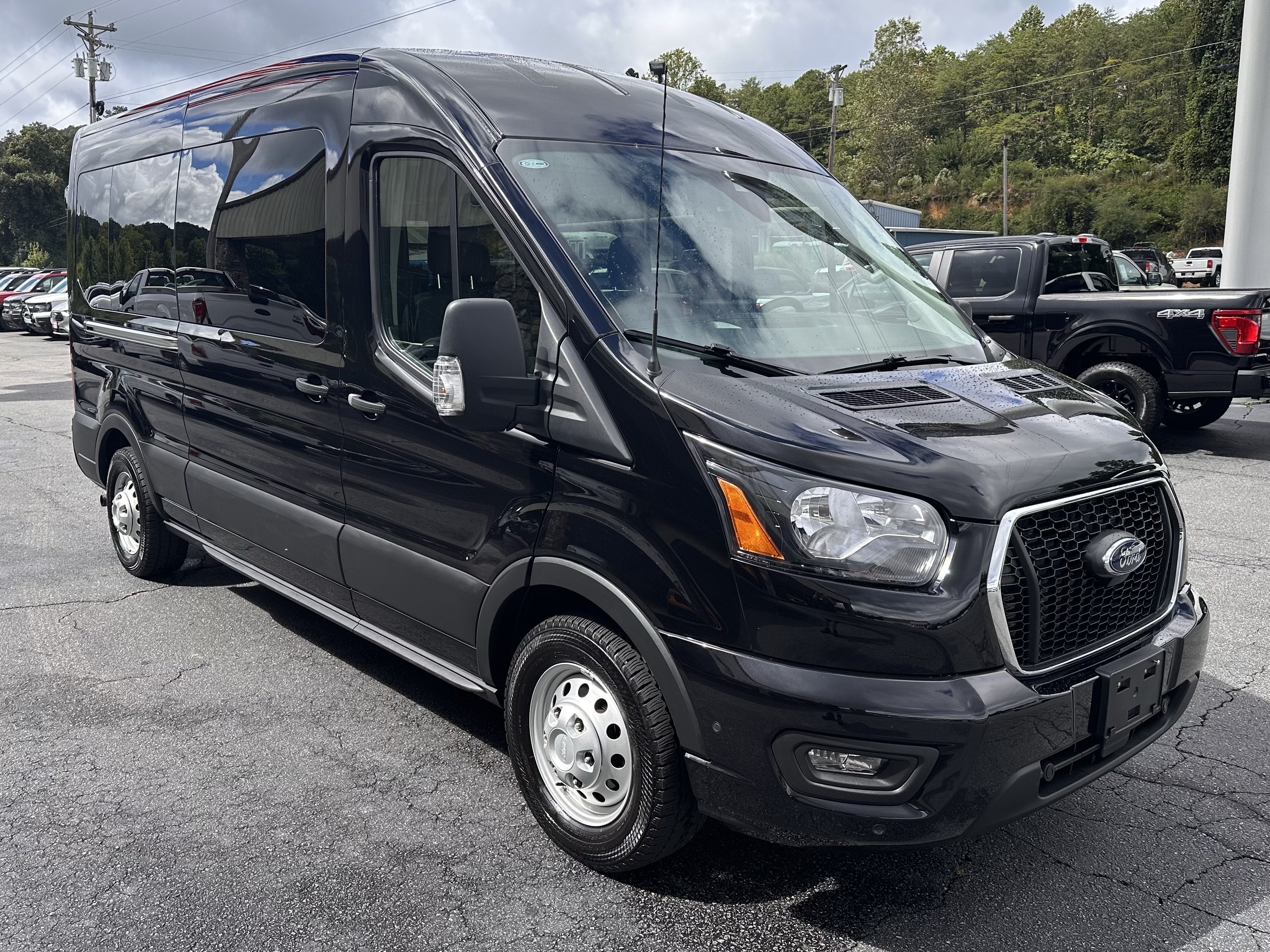 2025 Ford Transit Passenger Wagon XLT