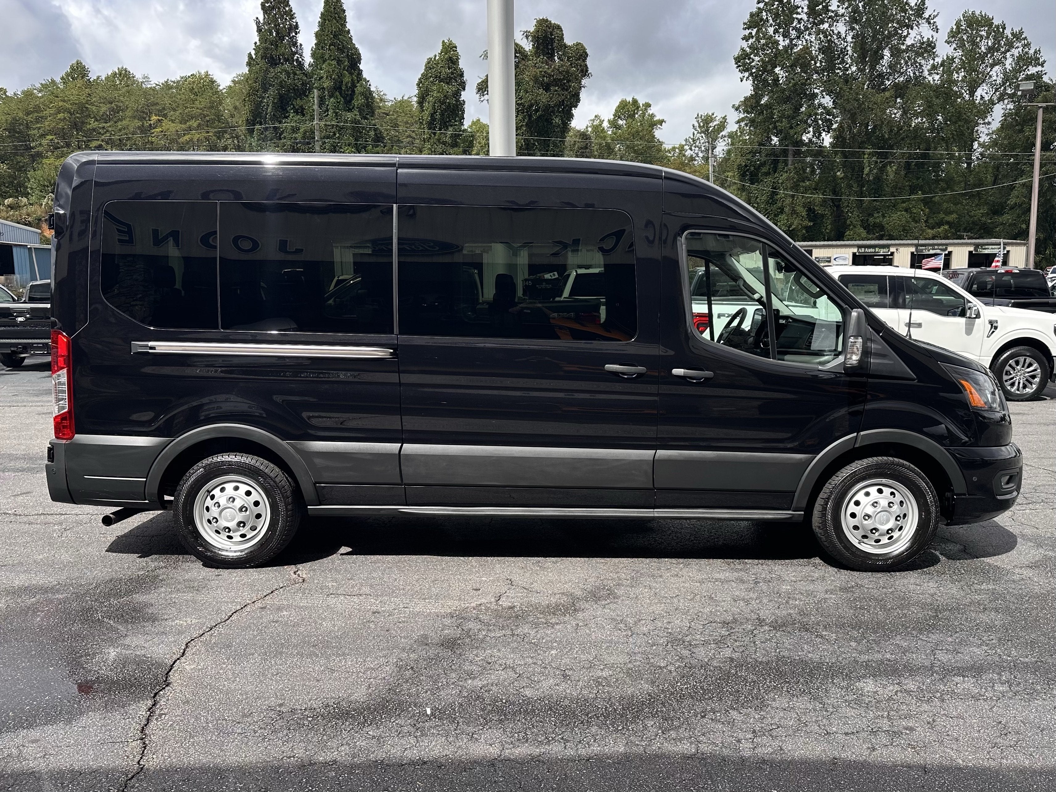 2025 Ford Transit Passenger Wagon XLT