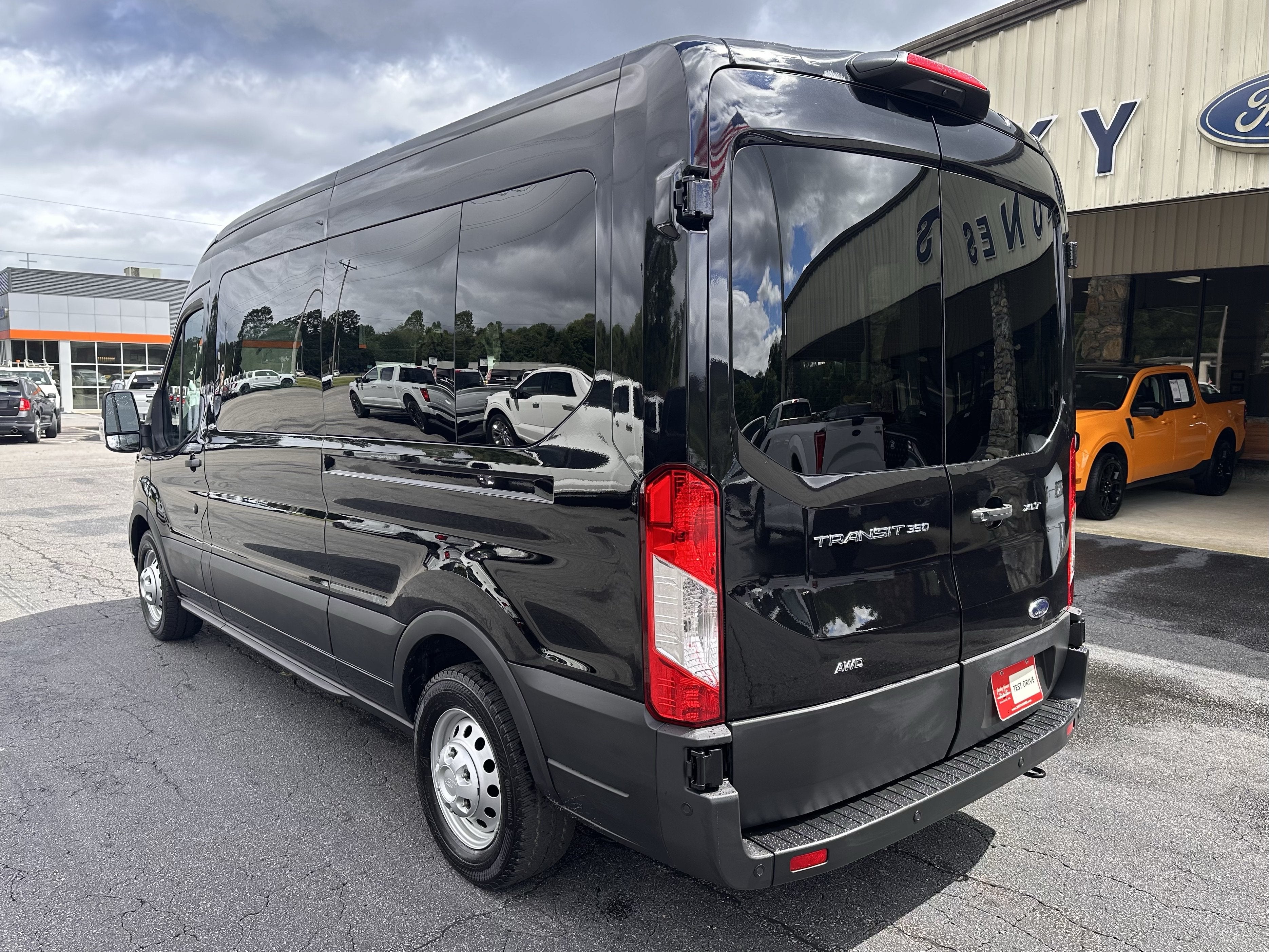 2025 Ford Transit Passenger Wagon XLT