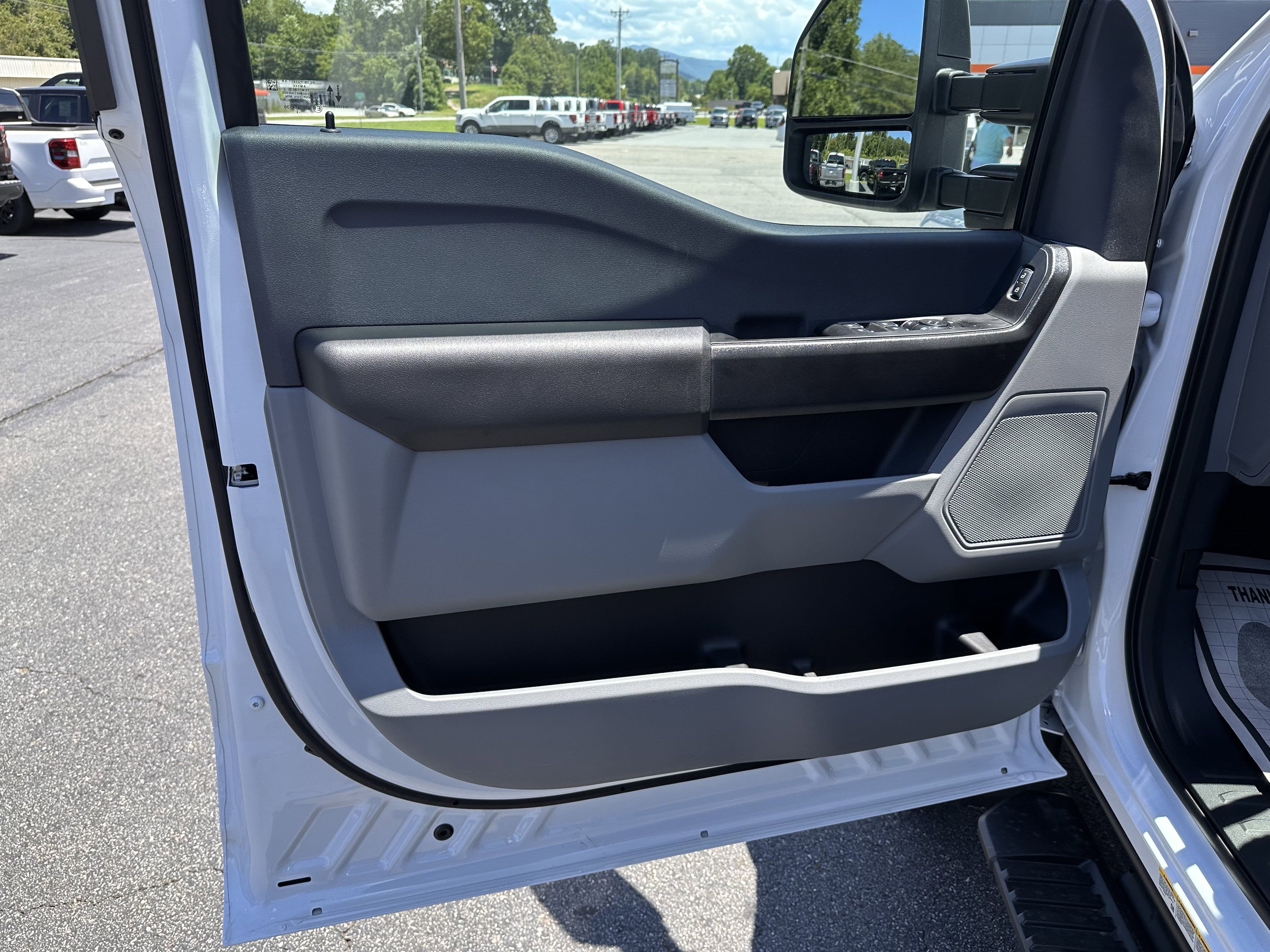 2025 Ford Super Duty F-550 XL