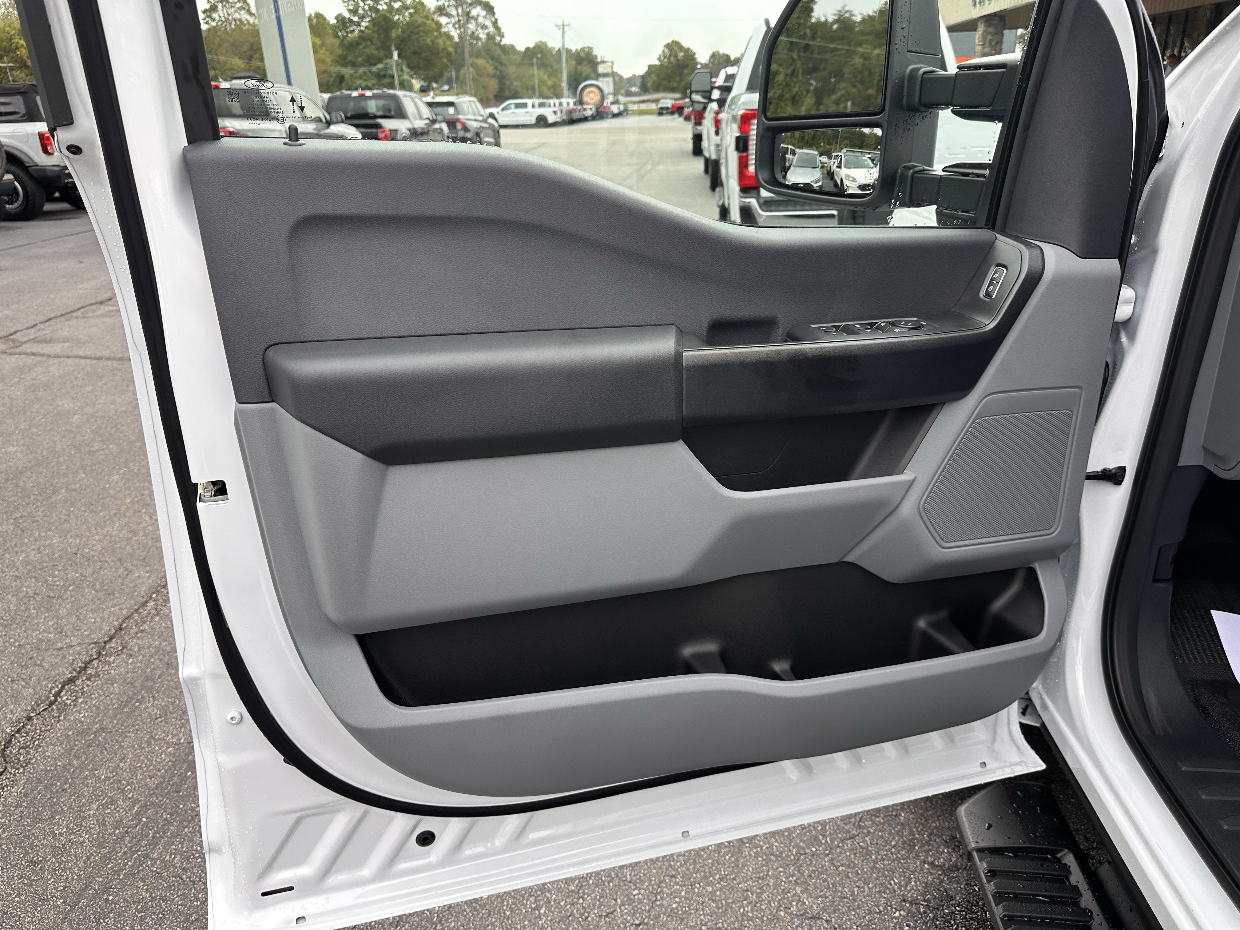 2027 Ford Super Duty F-350 DRW XL