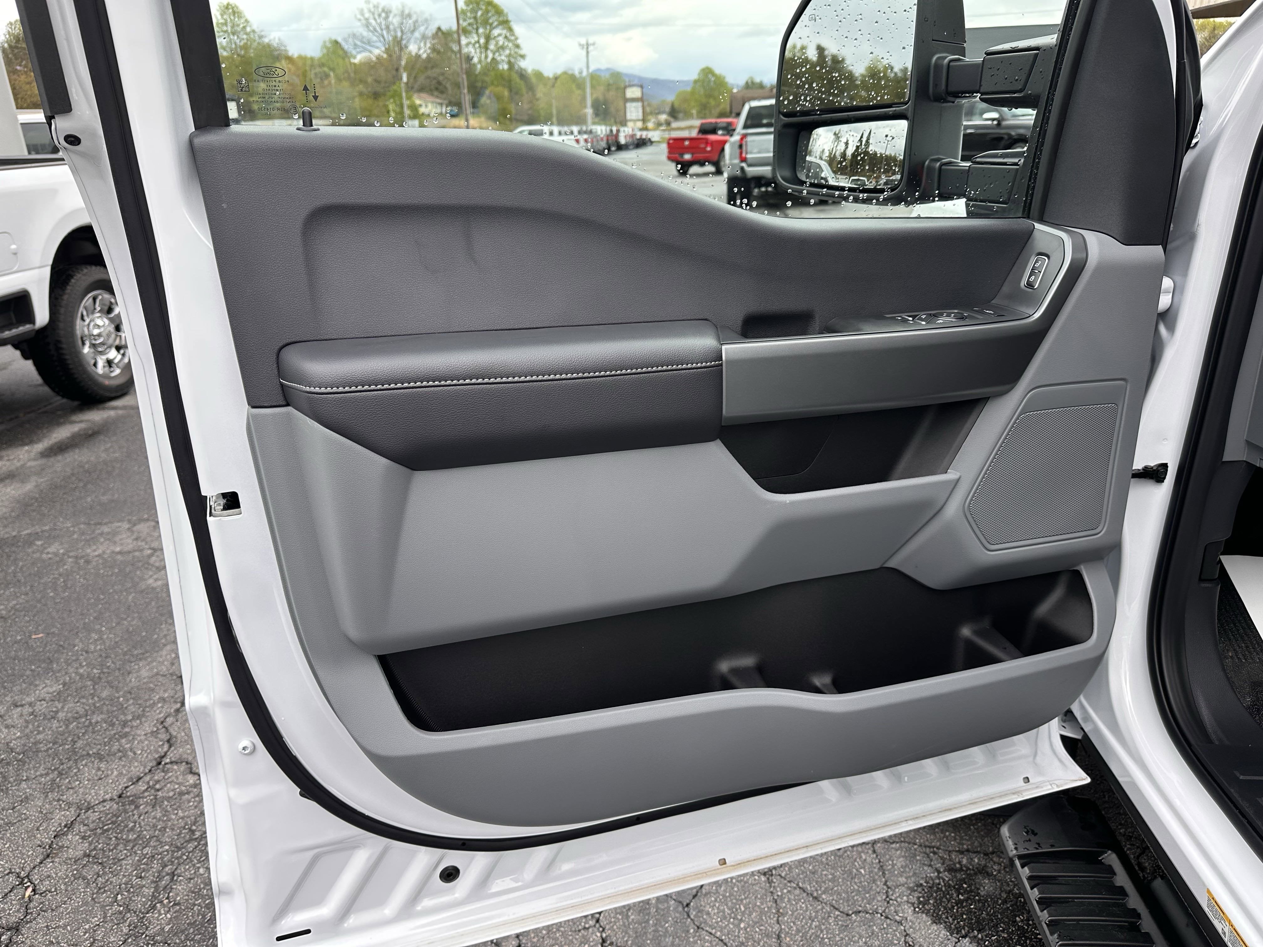 2025 Ford Super Duty F-550 XLT