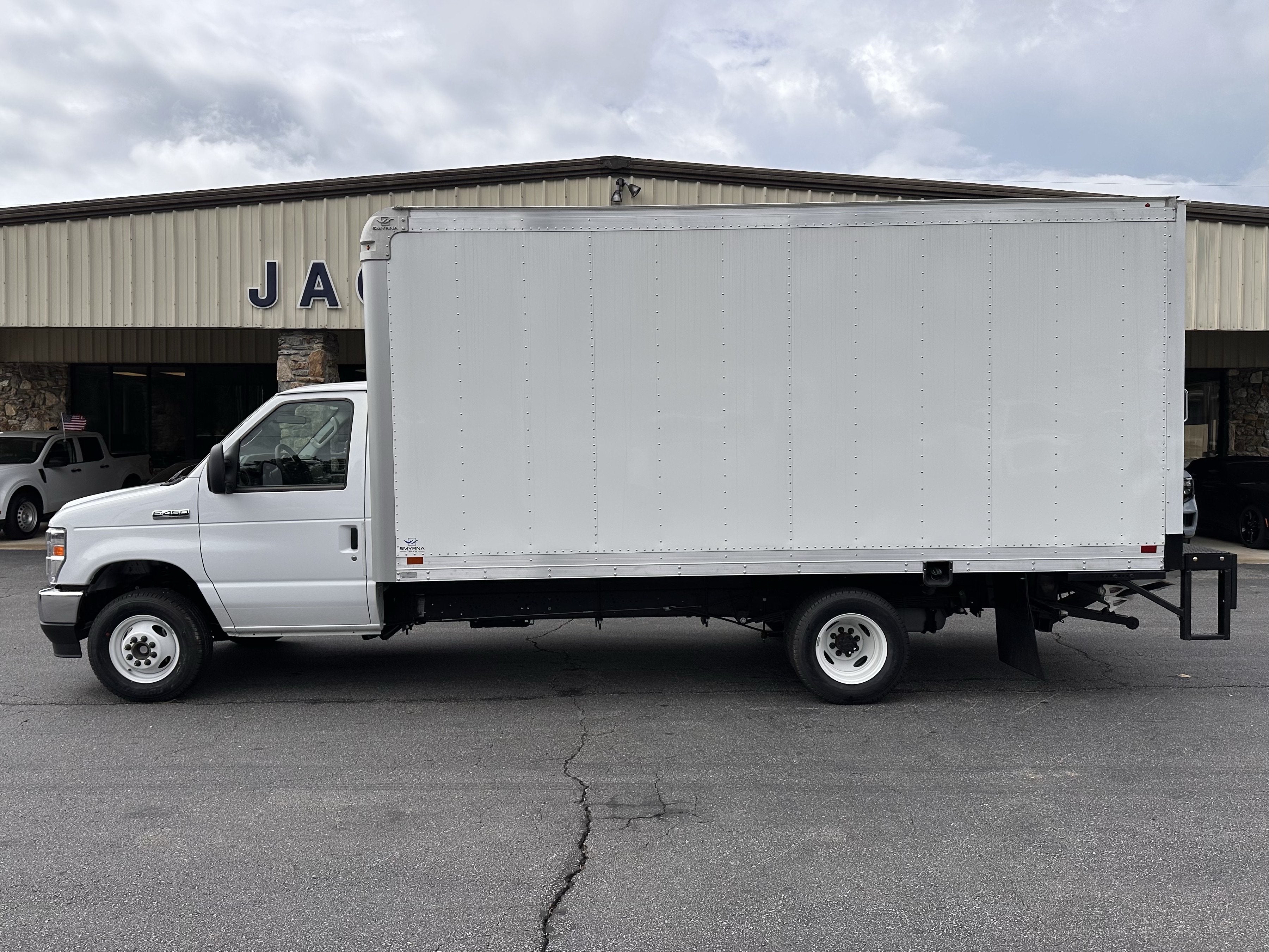 2026 Ford E-450 XL 16ft Box Van W/Liftgate