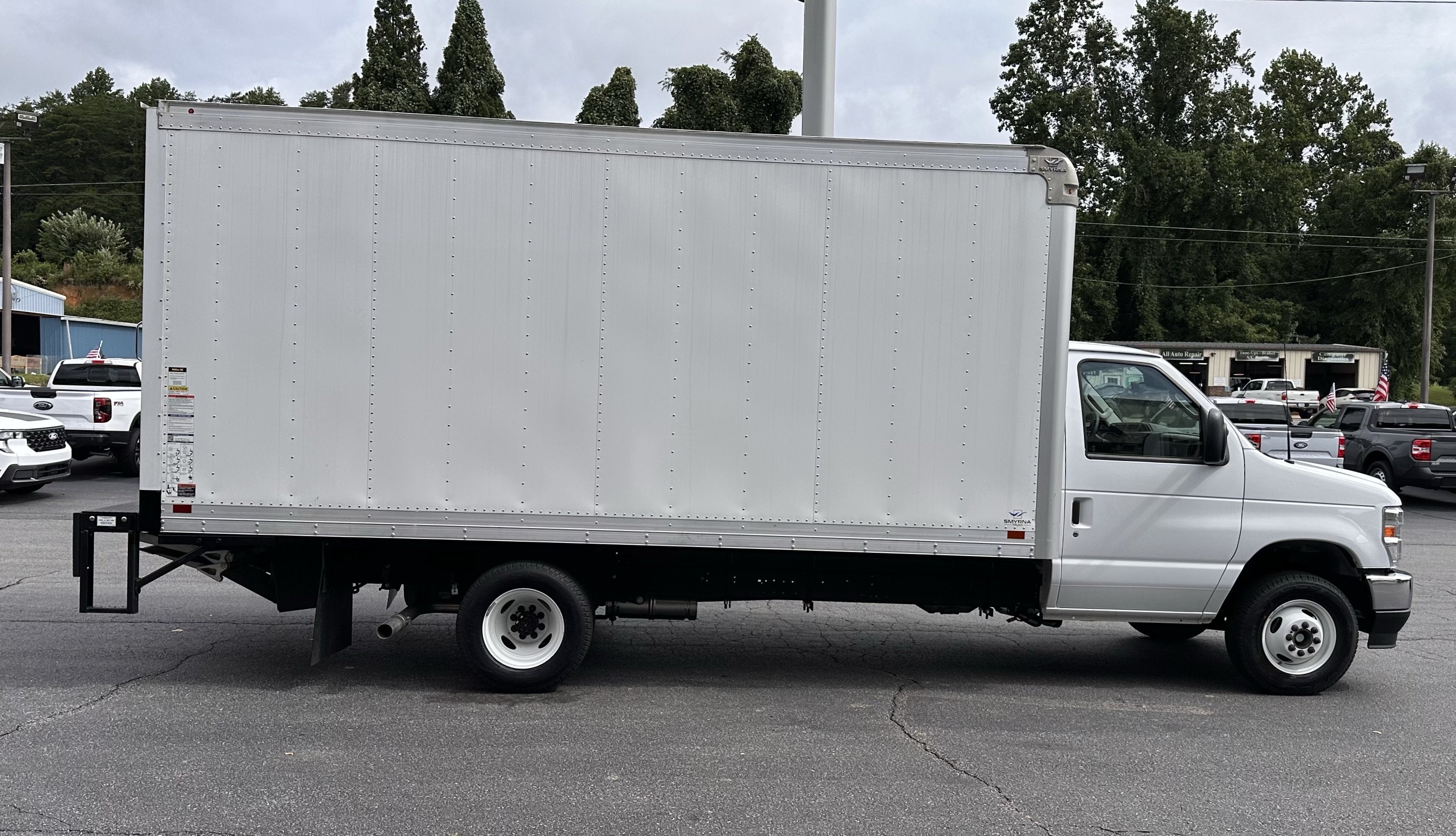 2026 Ford E-450 XL 16ft Box Van W/Liftgate