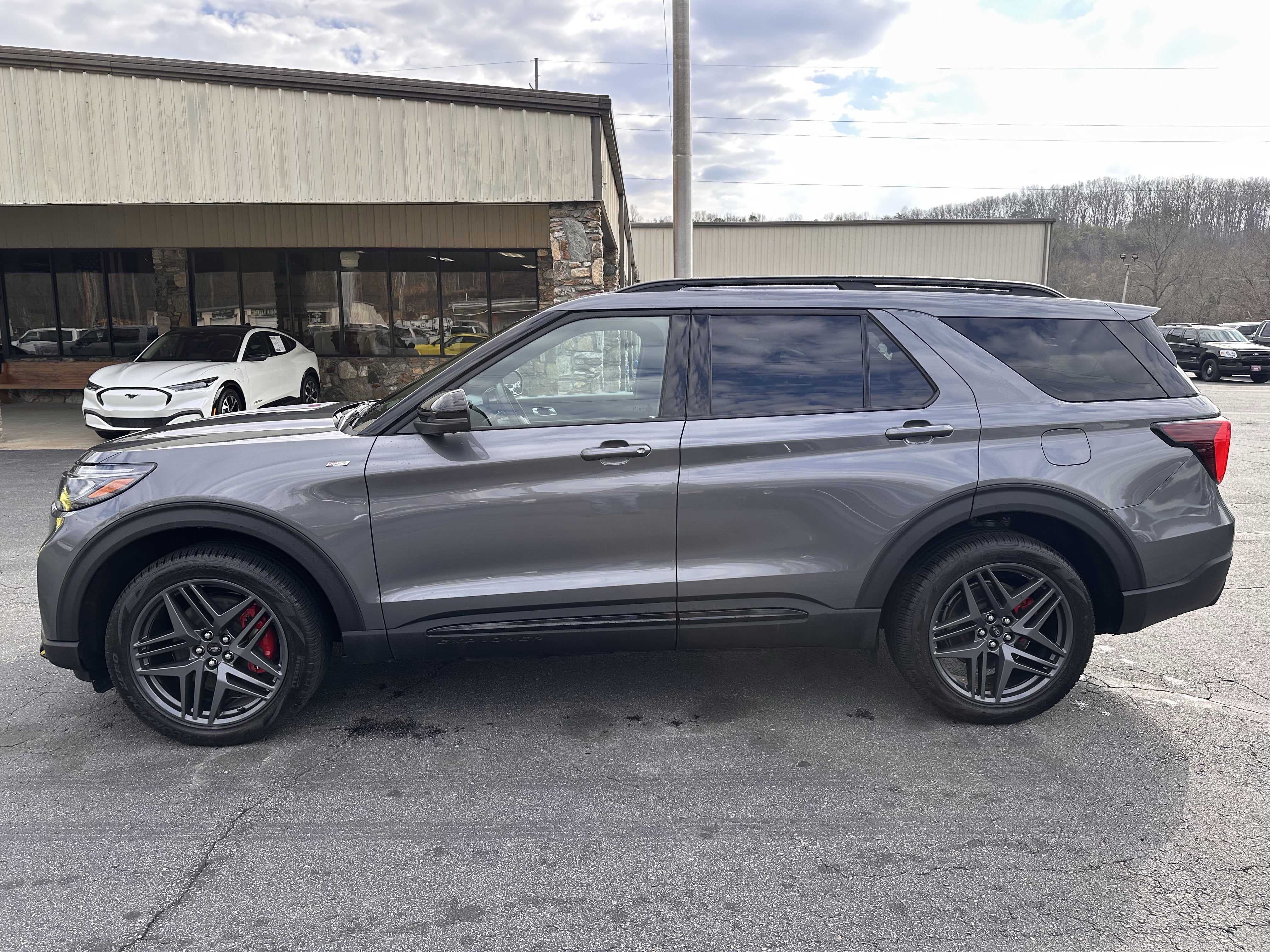 2025 Ford Explorer ST-Line