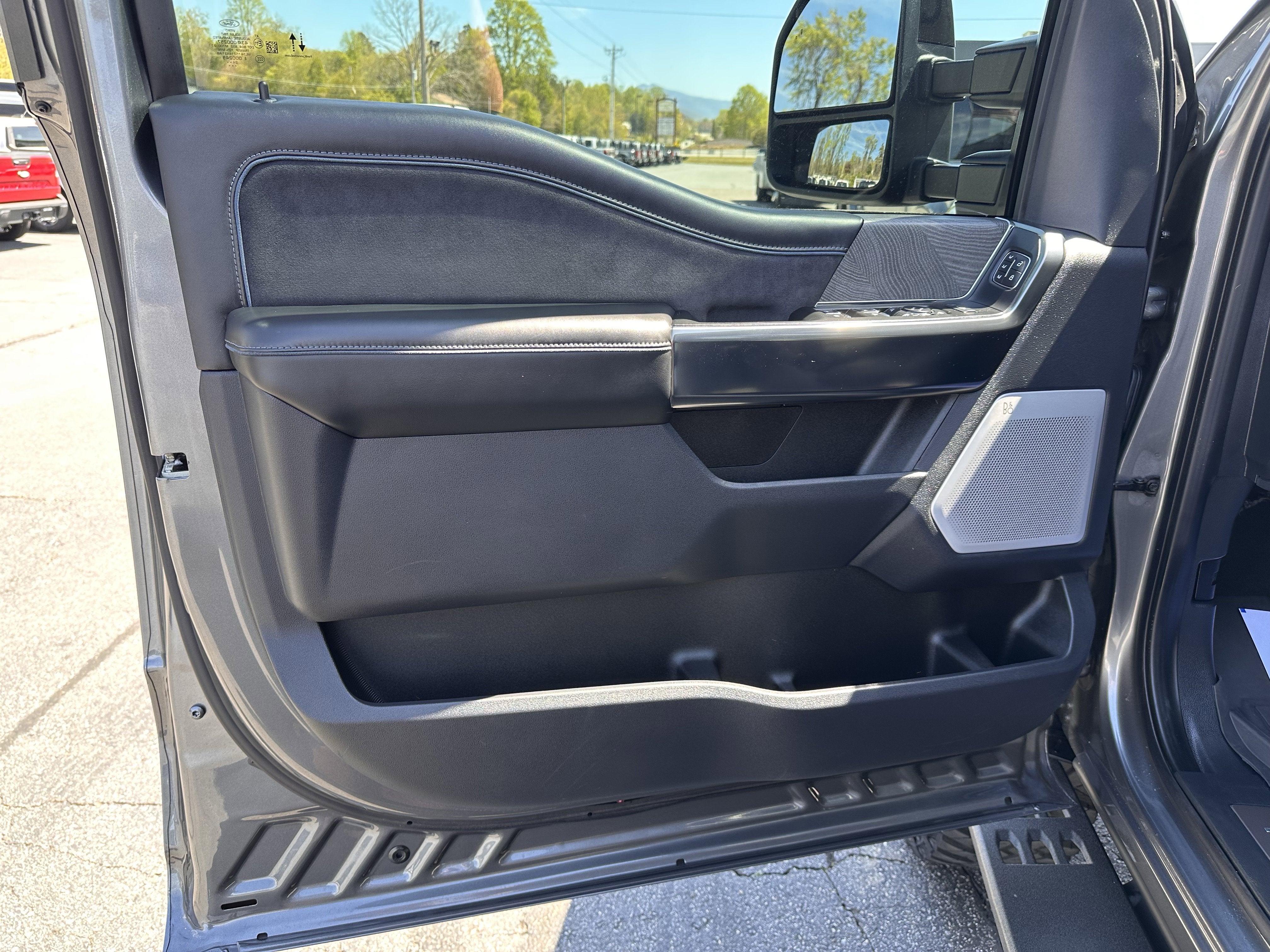 2025 Ford Super Duty F-350 SRW Platinum