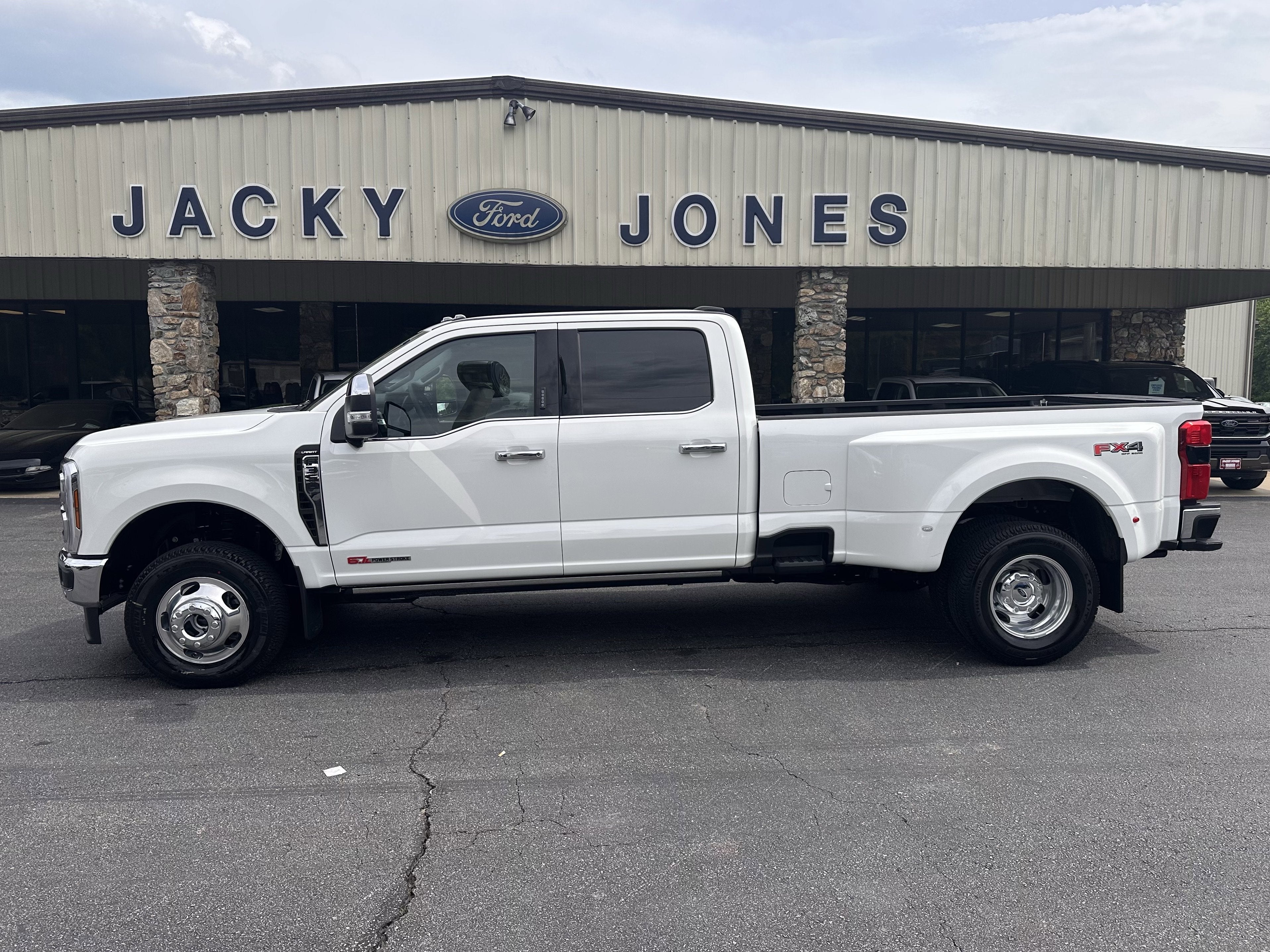 2026 Ford Super Duty F-350 DRW LARIAT