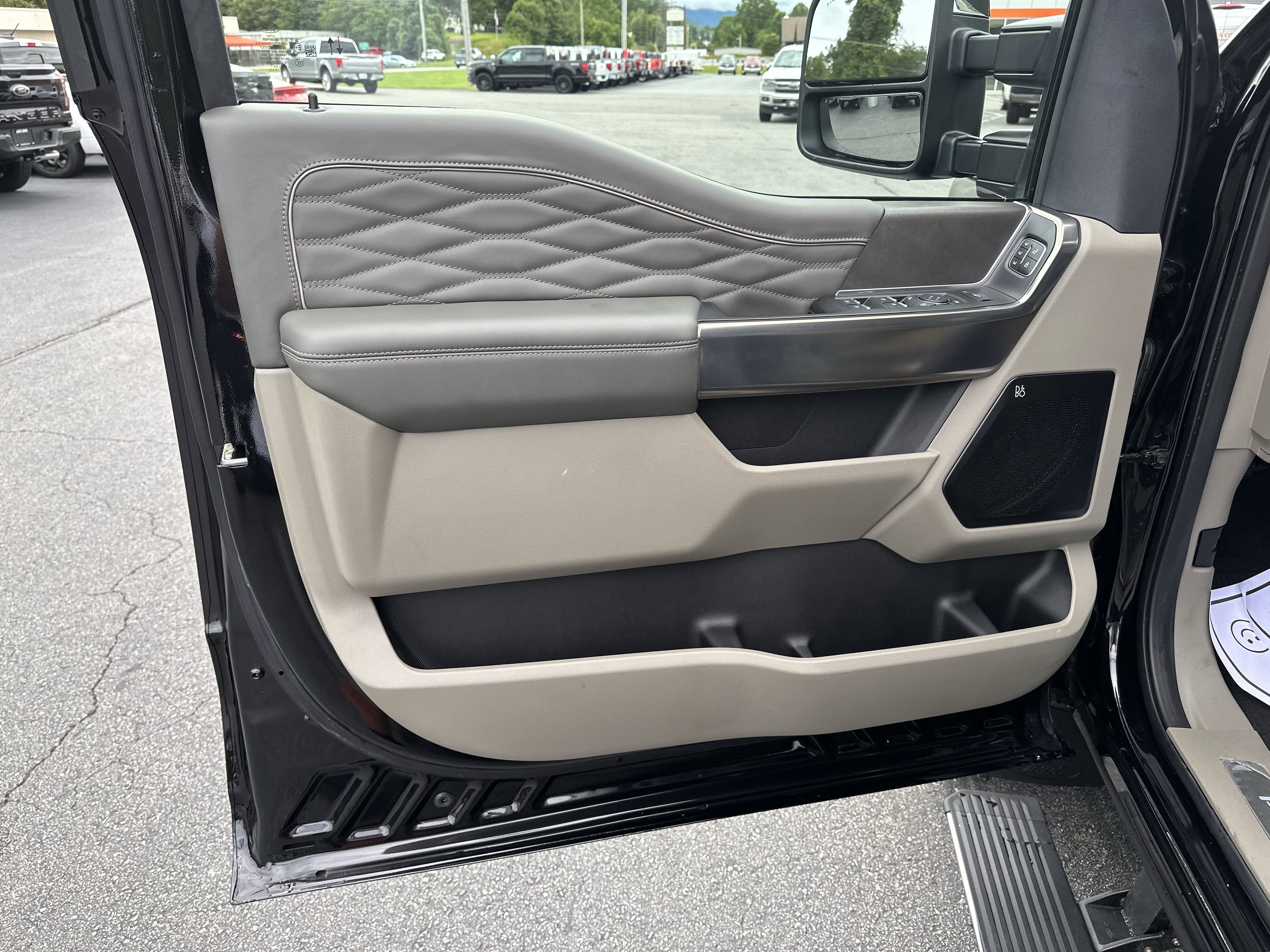 2025 Ford Super Duty F-350 DRW Platinum