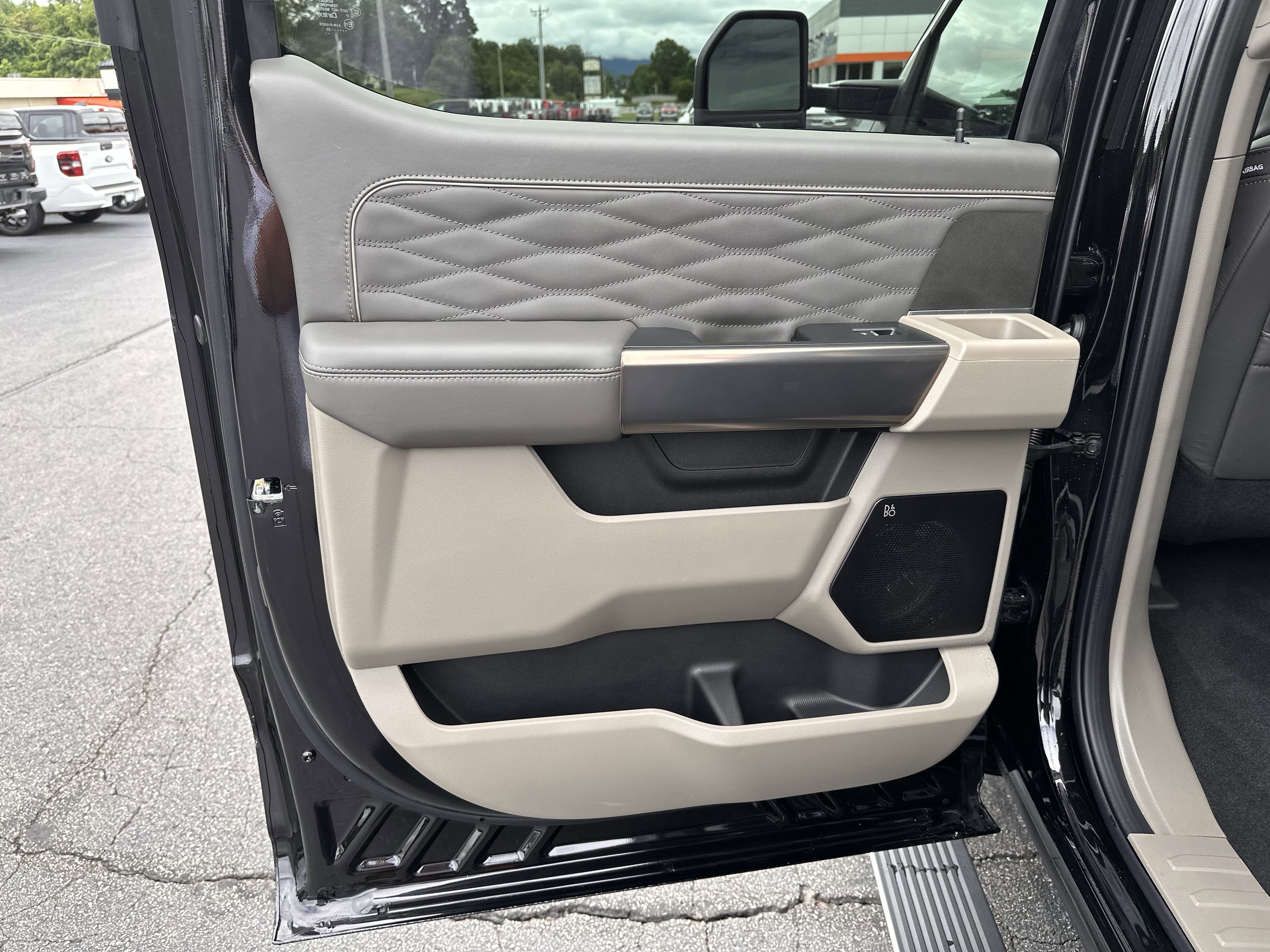 2025 Ford Super Duty F-350 DRW Platinum