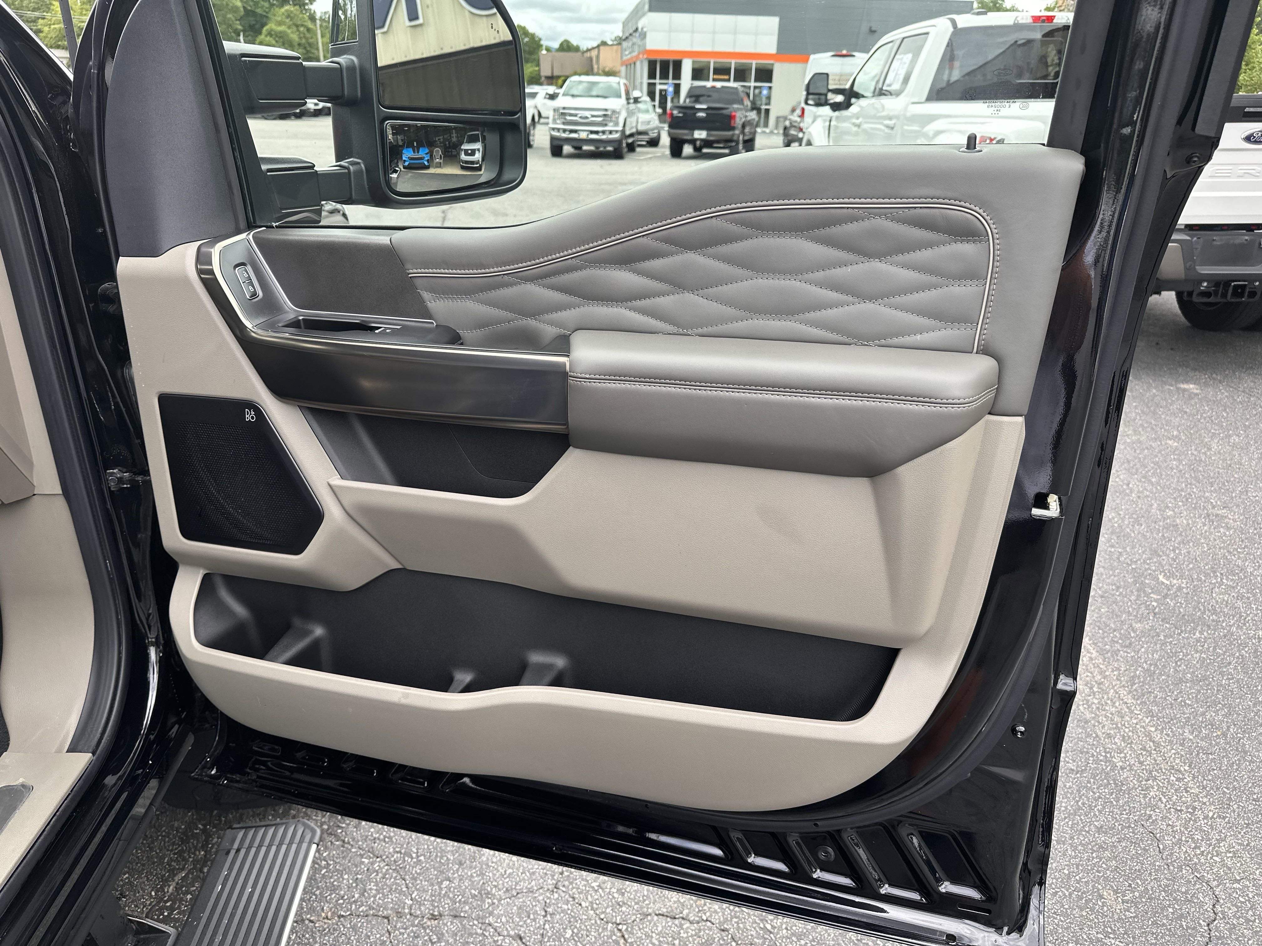 2025 Ford Super Duty F-350 DRW Platinum