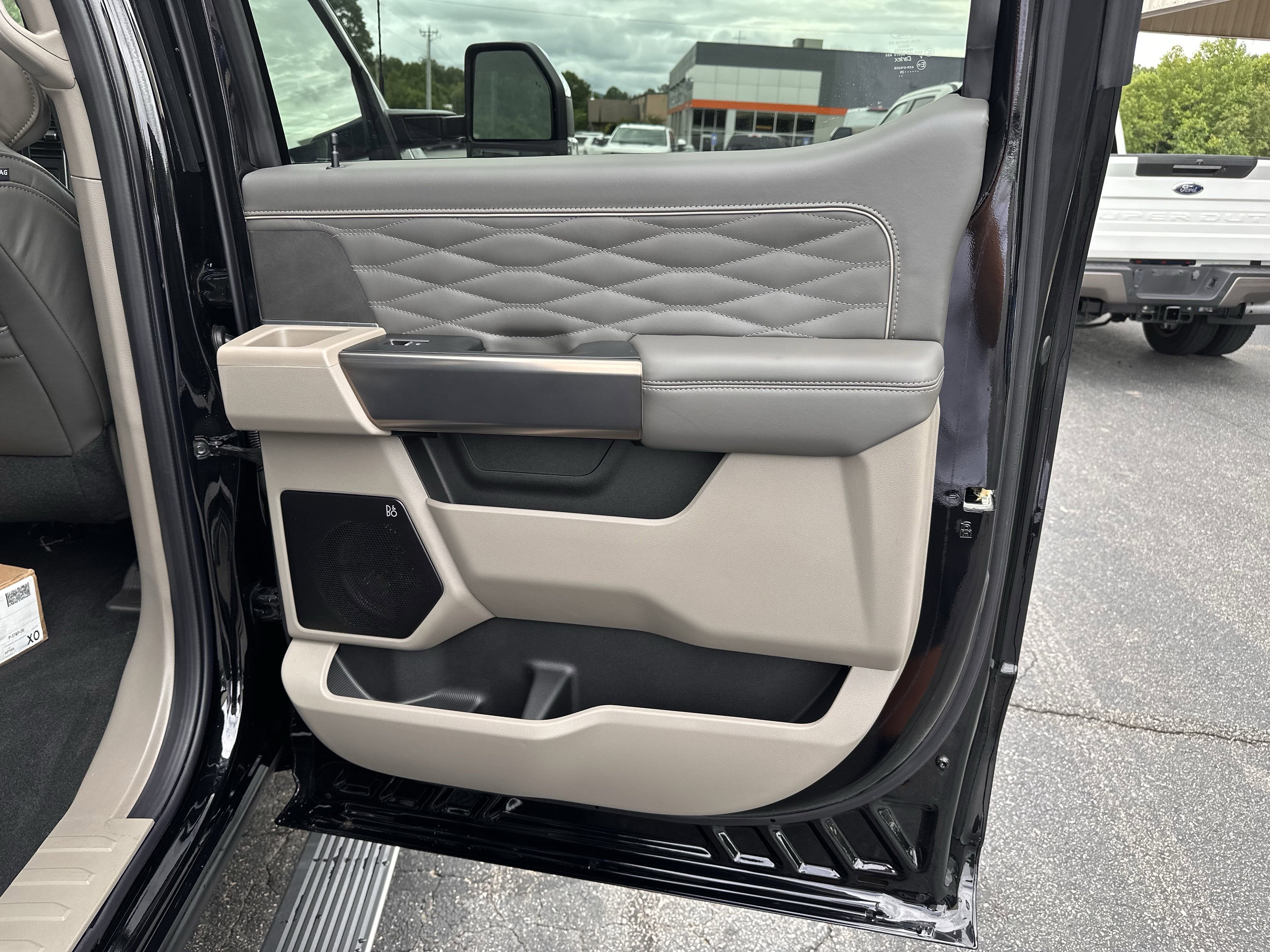 2025 Ford Super Duty F-350 DRW Platinum