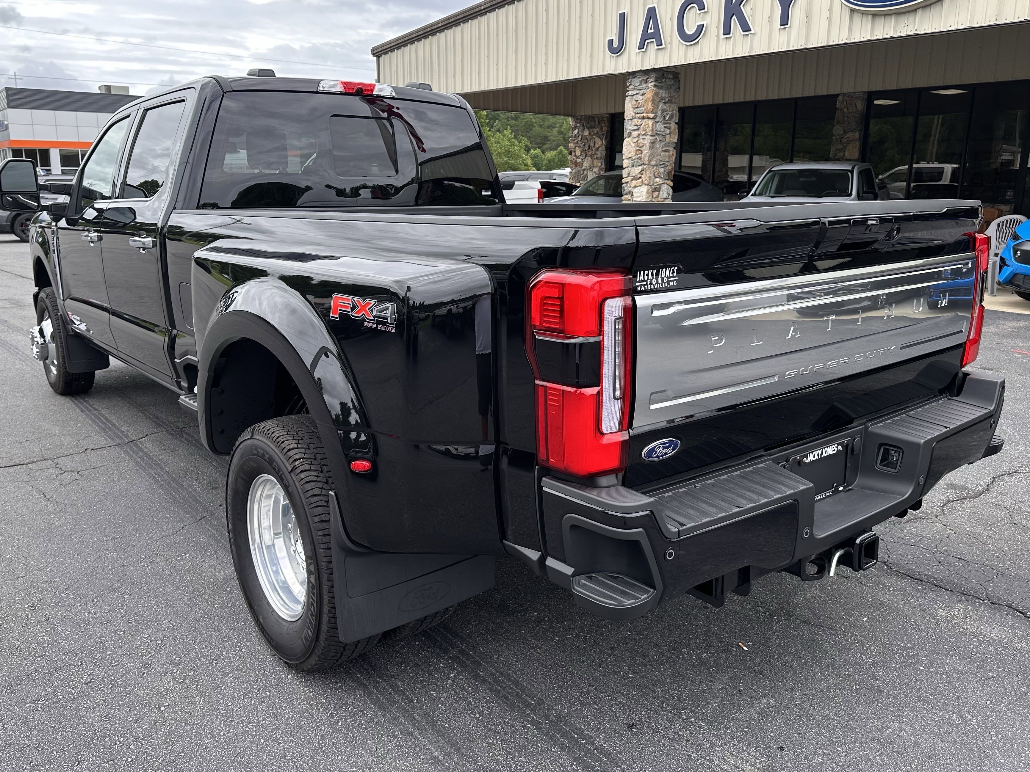 2025 Ford Super Duty F-350 DRW Platinum