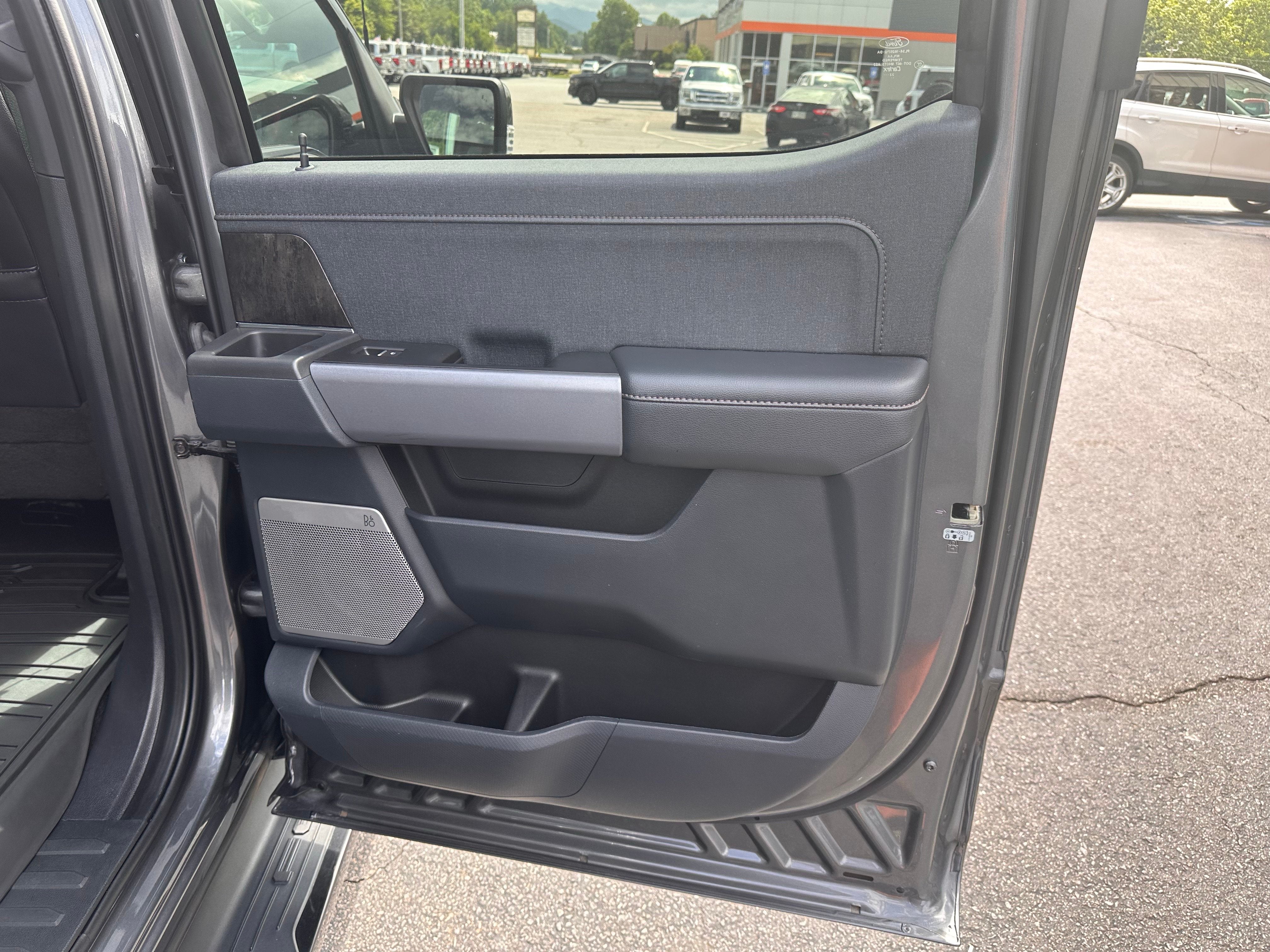2023 Ford F-150 Lightning LARIAT