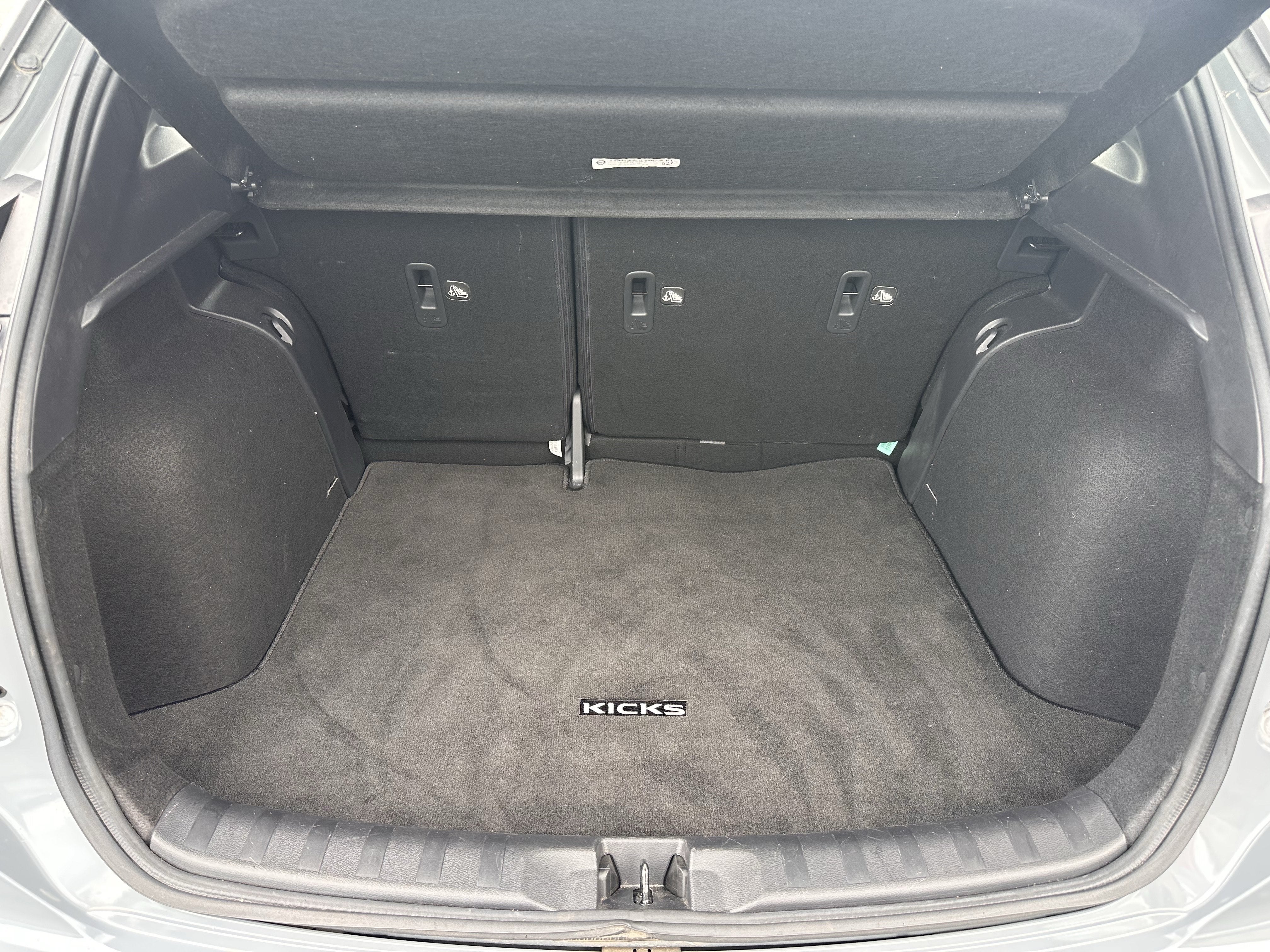 2022 Nissan Kicks SR