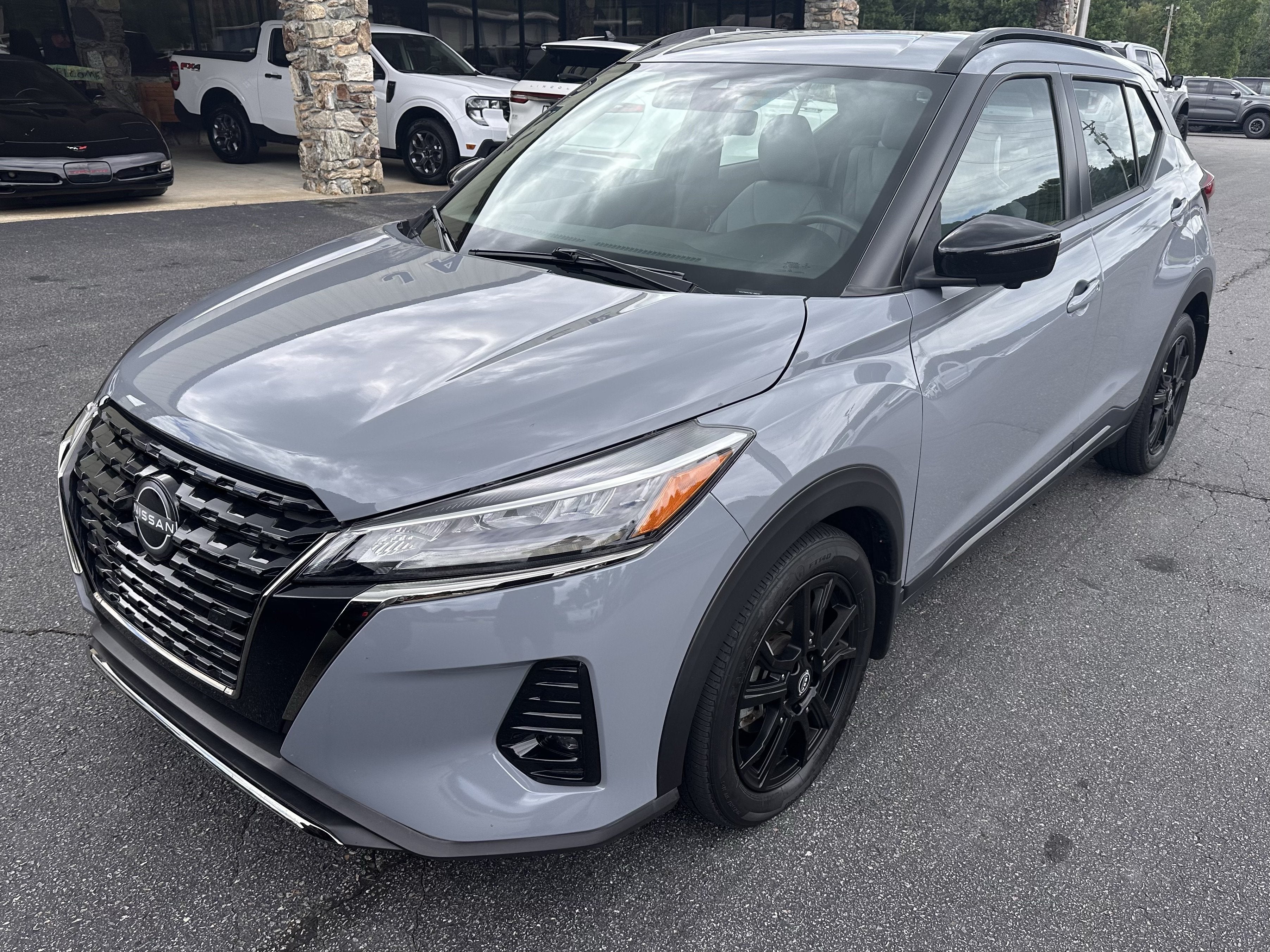 2022 Nissan Kicks SR