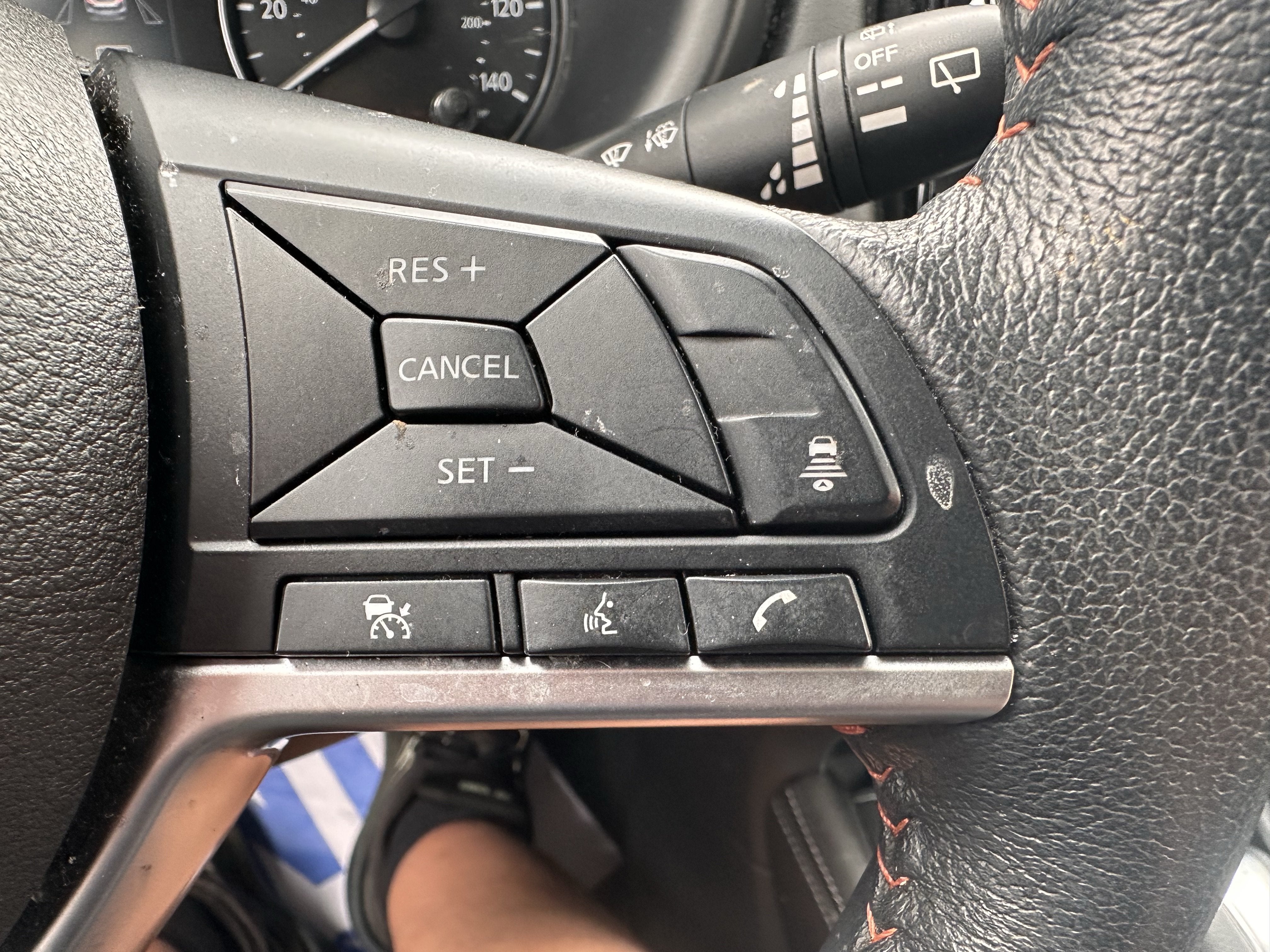 2022 Nissan Kicks SR