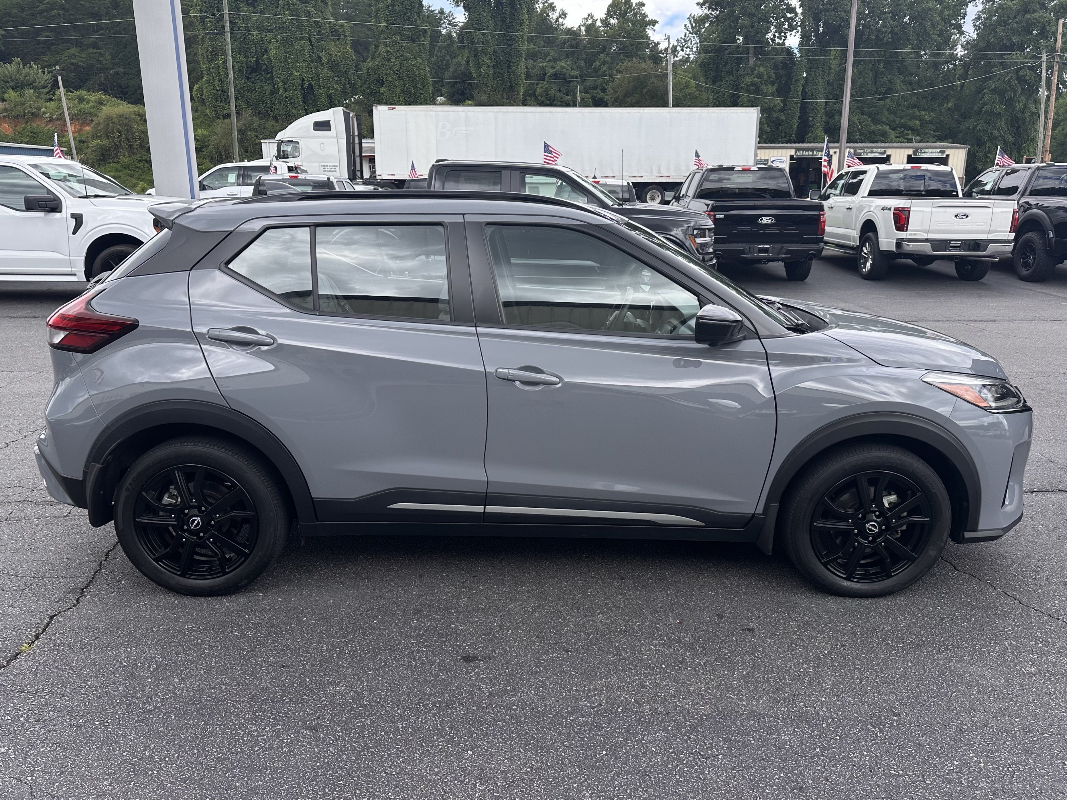 2022 Nissan Kicks SR