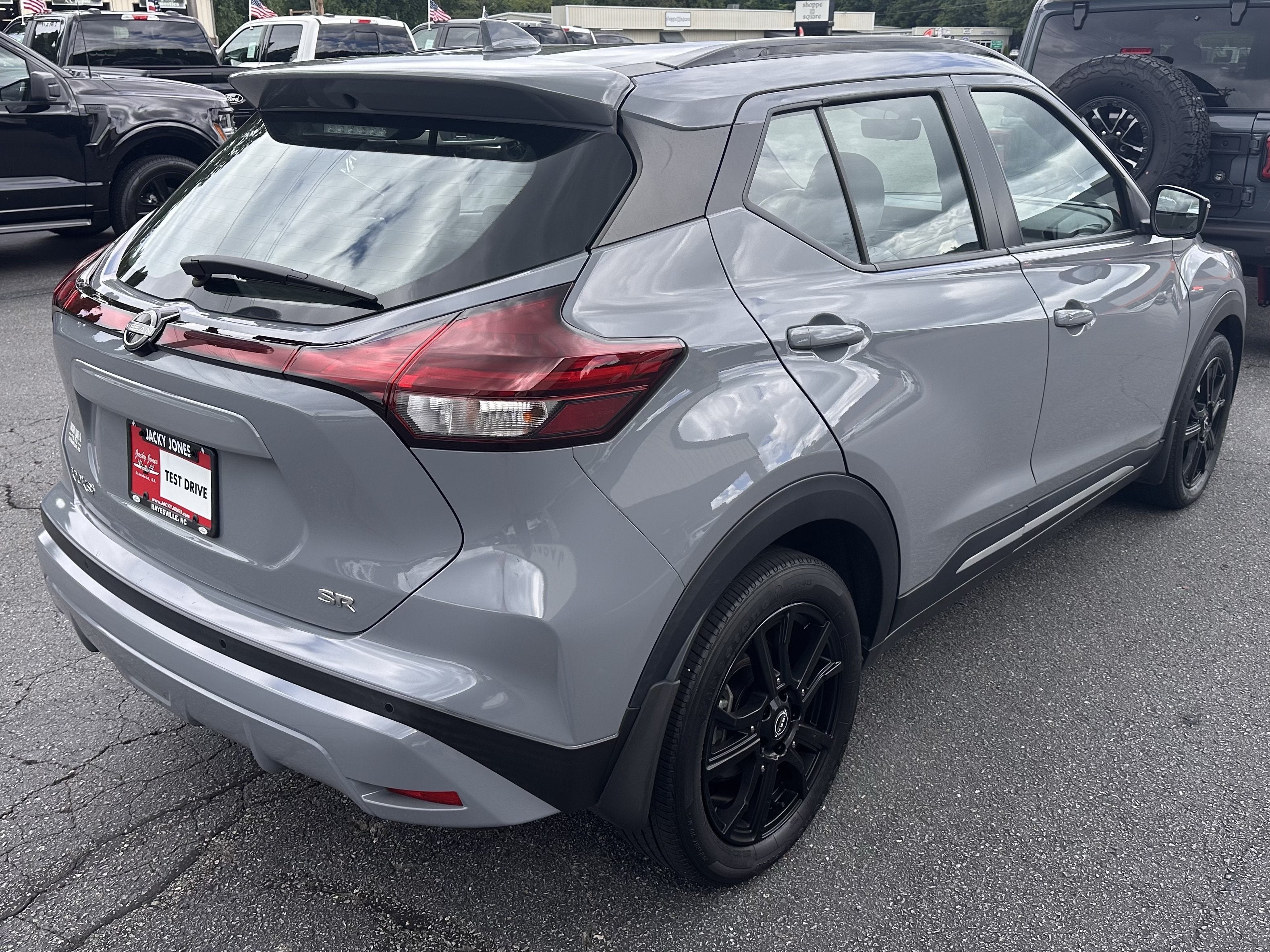 2022 Nissan Kicks SR