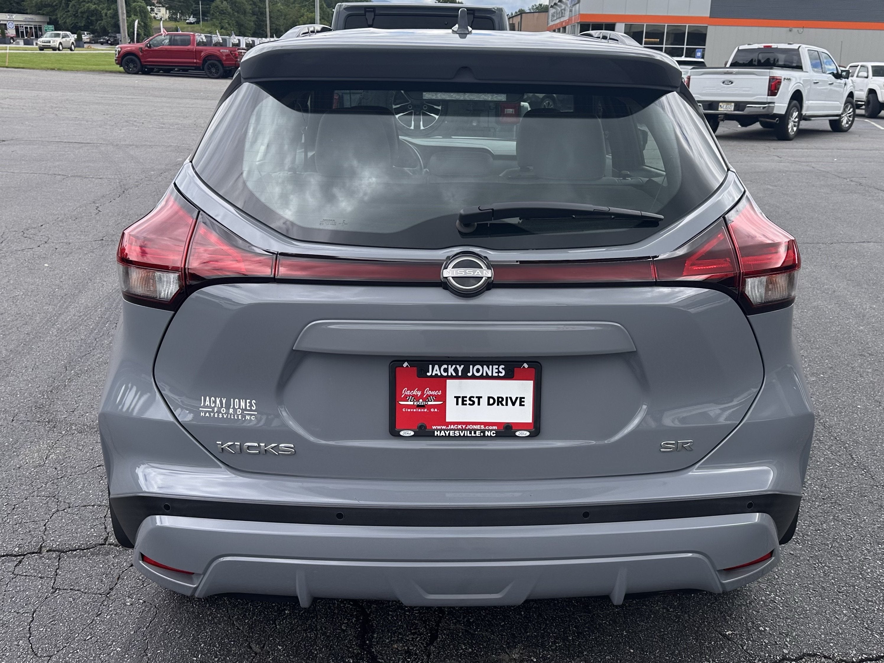 2022 Nissan Kicks SR