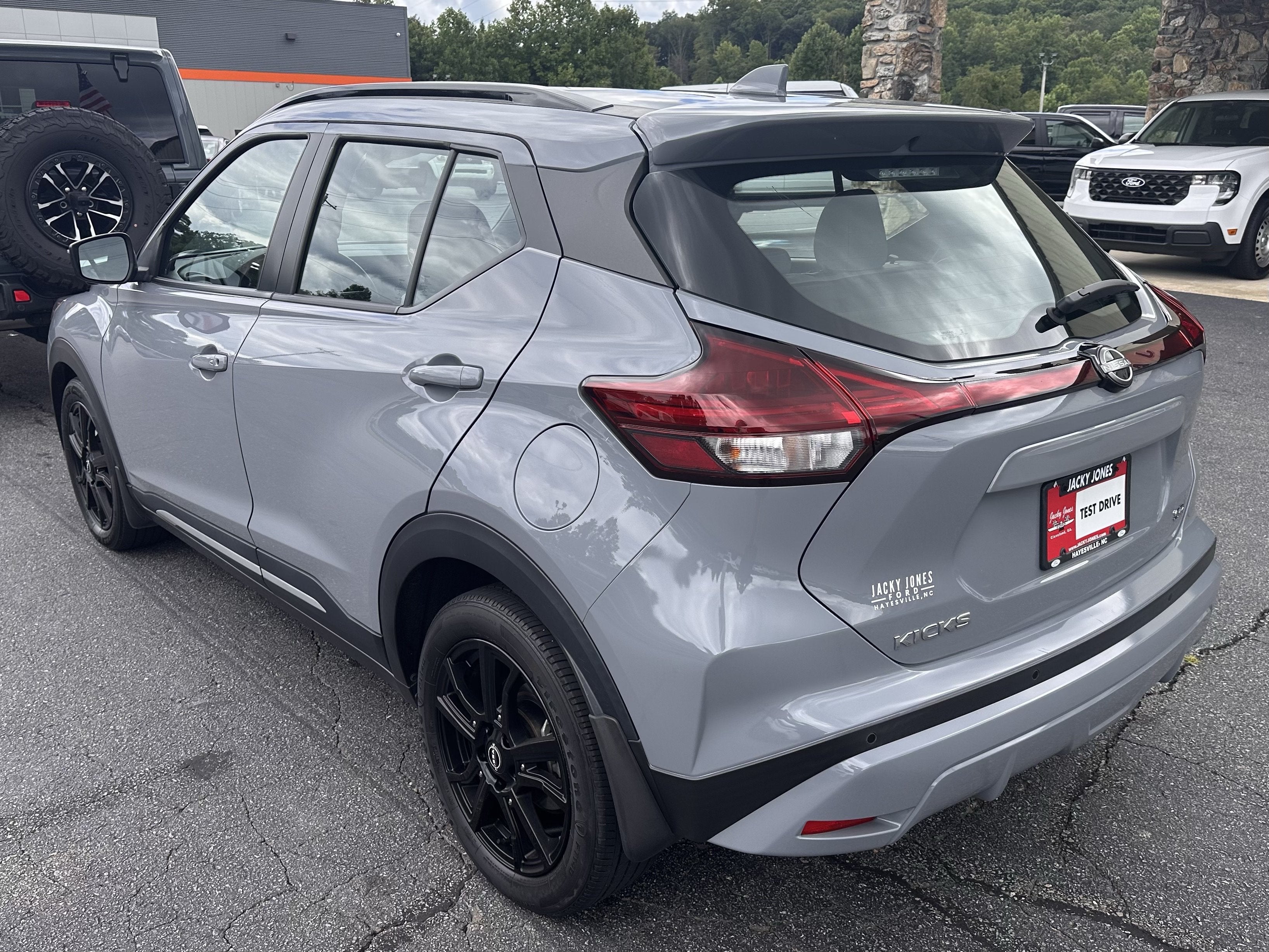 2022 Nissan Kicks SR