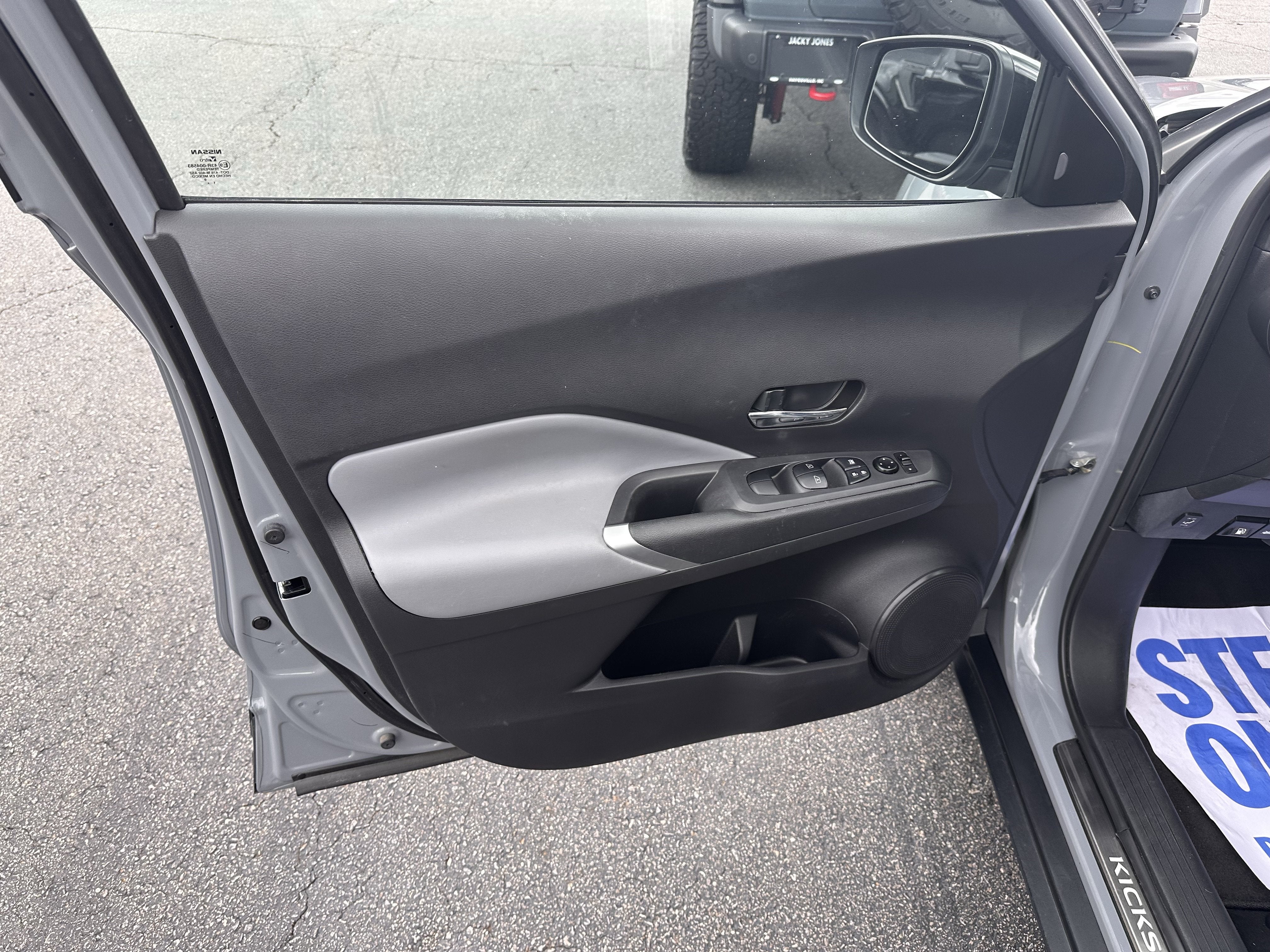 2022 Nissan Kicks SR