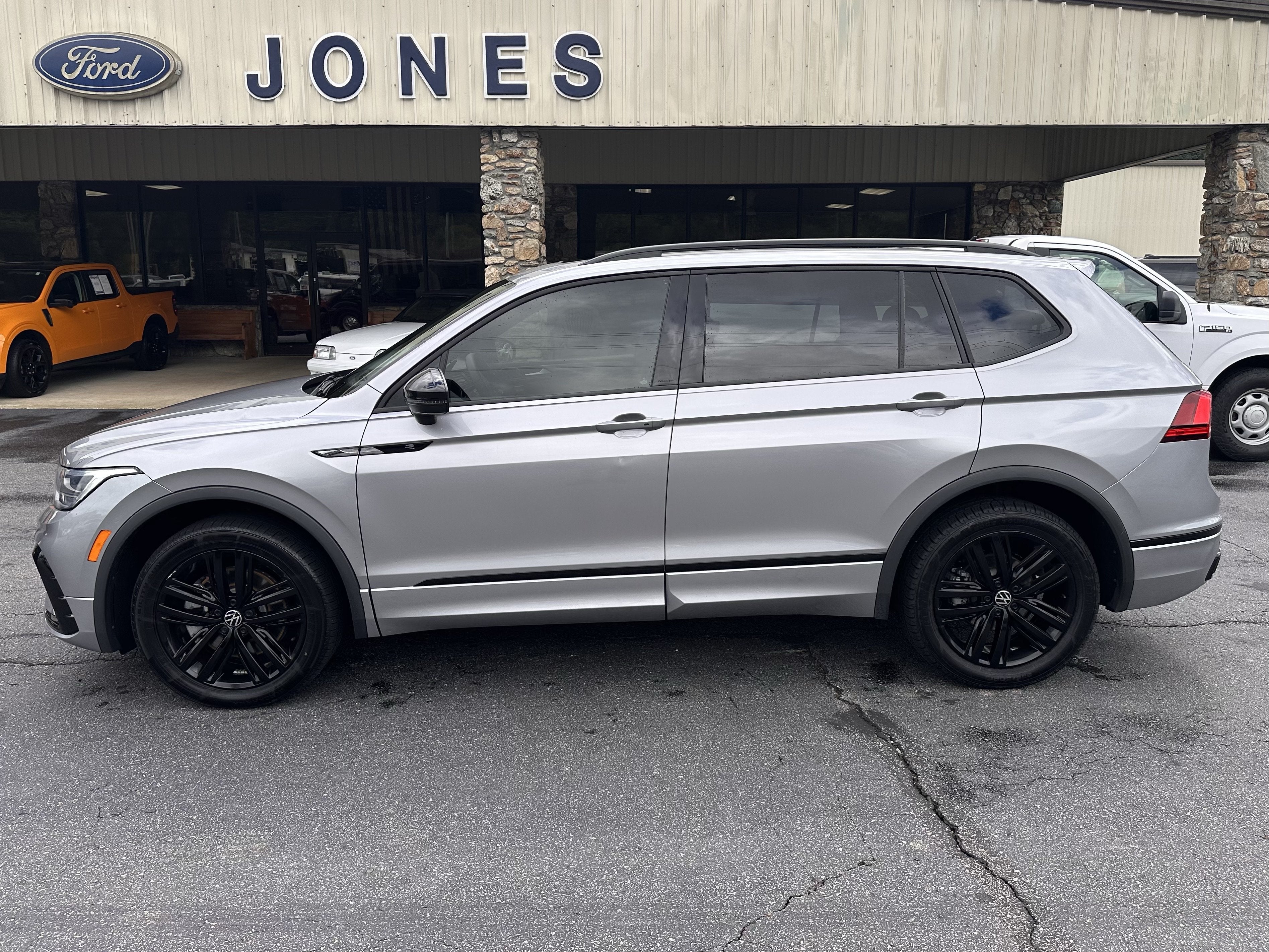 2022 Volkswagen Tiguan SE R-Line Black