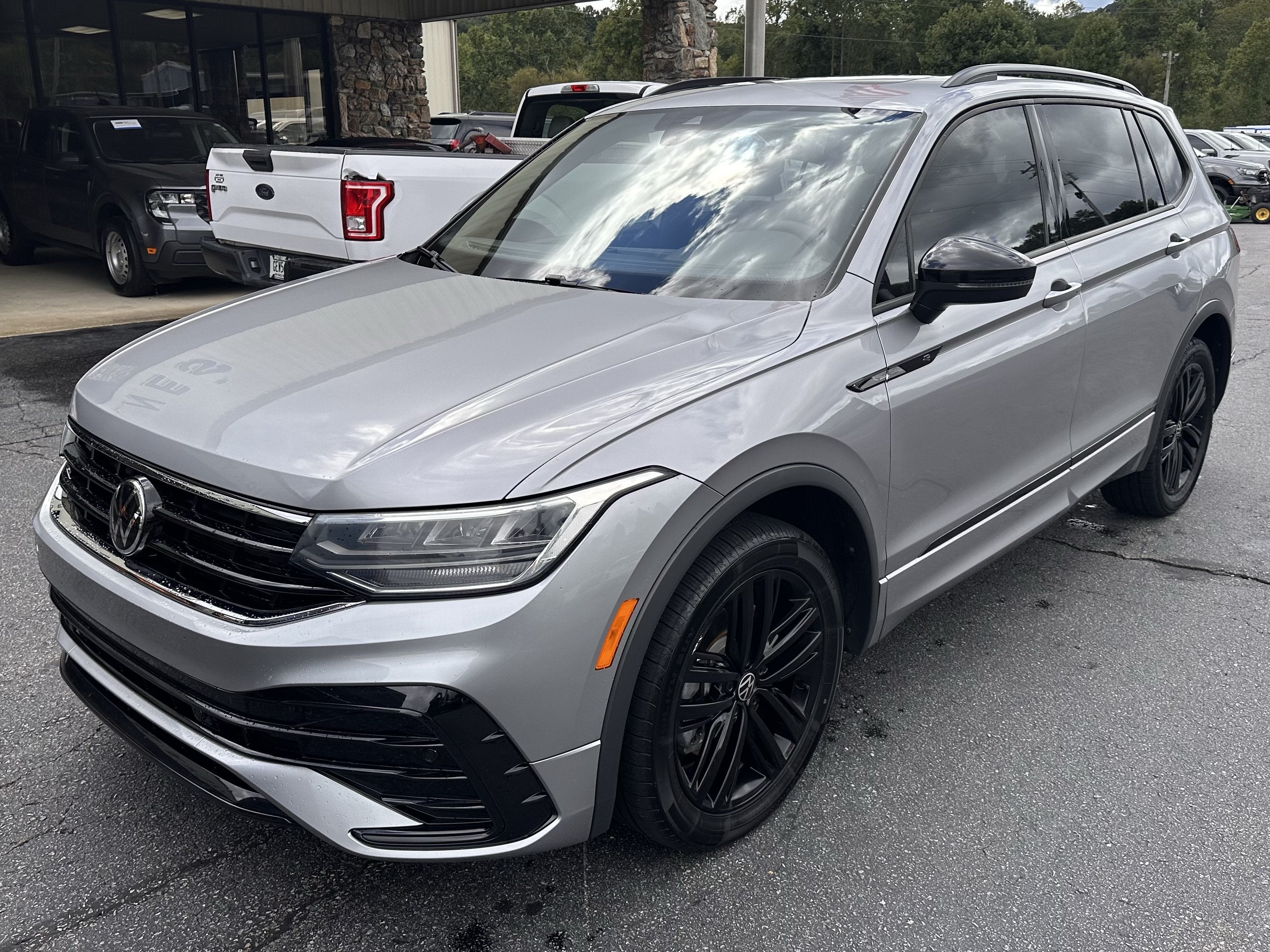 2022 Volkswagen Tiguan SE R-Line Black