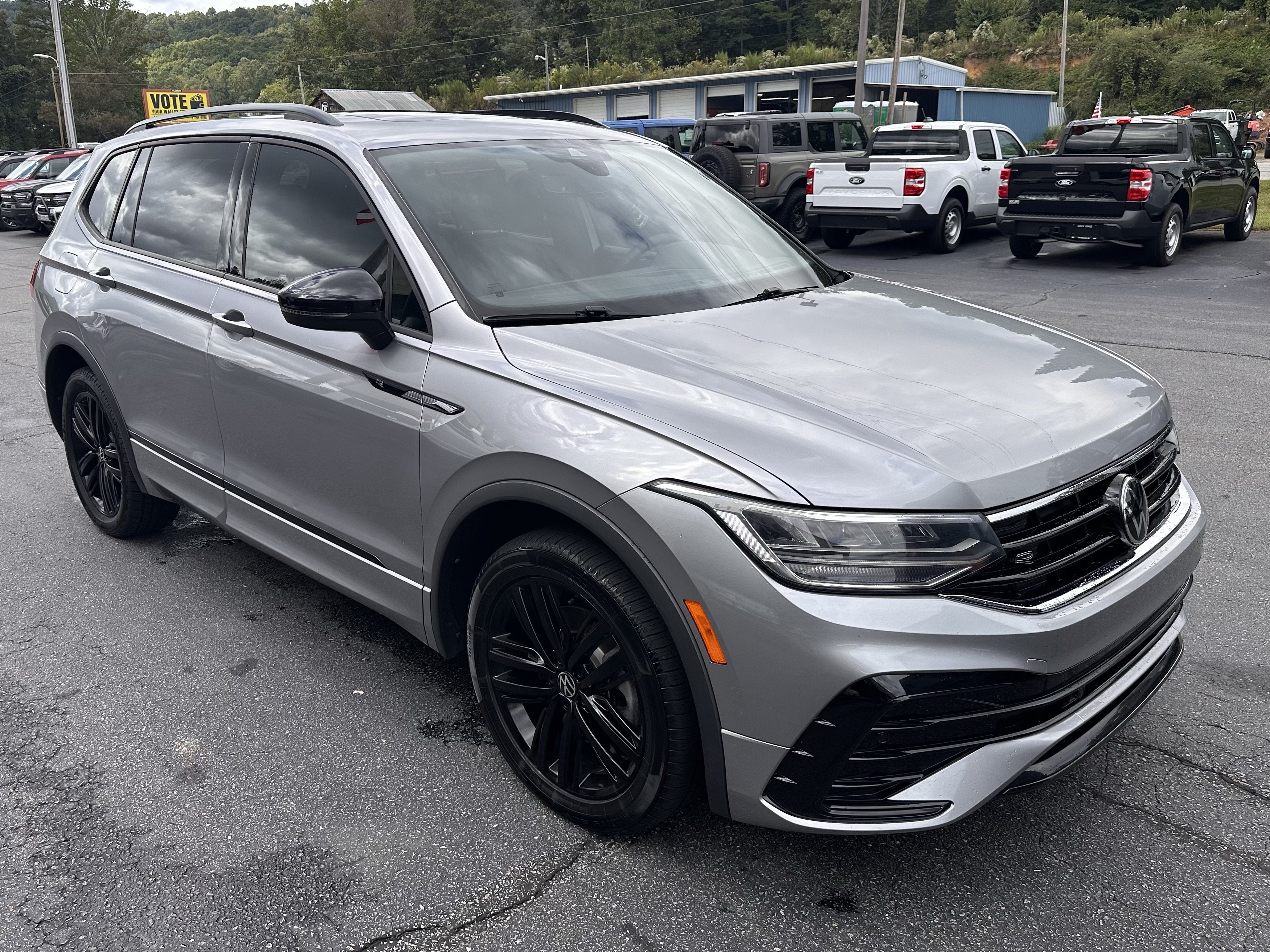 2022 Volkswagen Tiguan SE R-Line Black