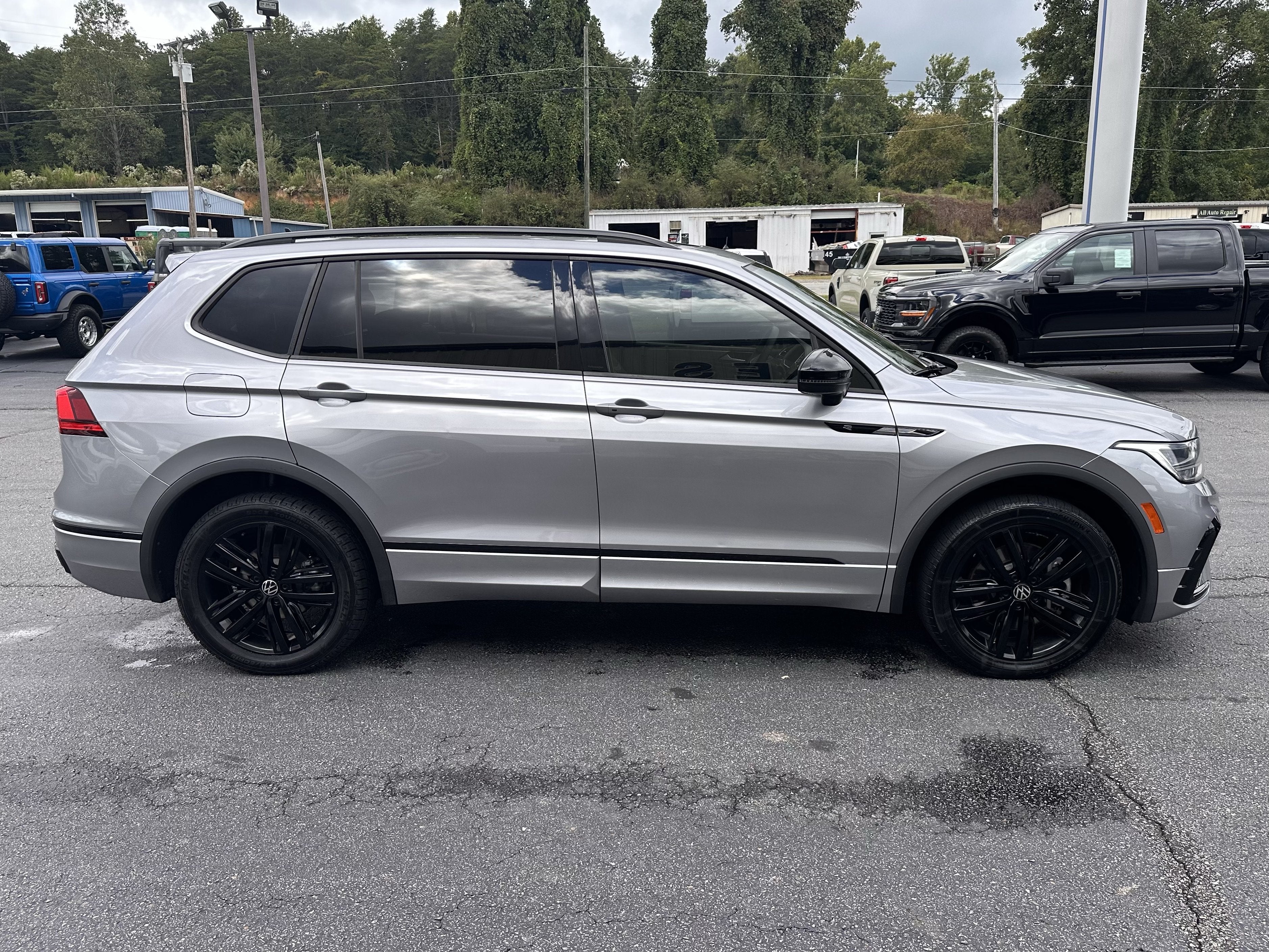 2022 Volkswagen Tiguan SE R-Line Black