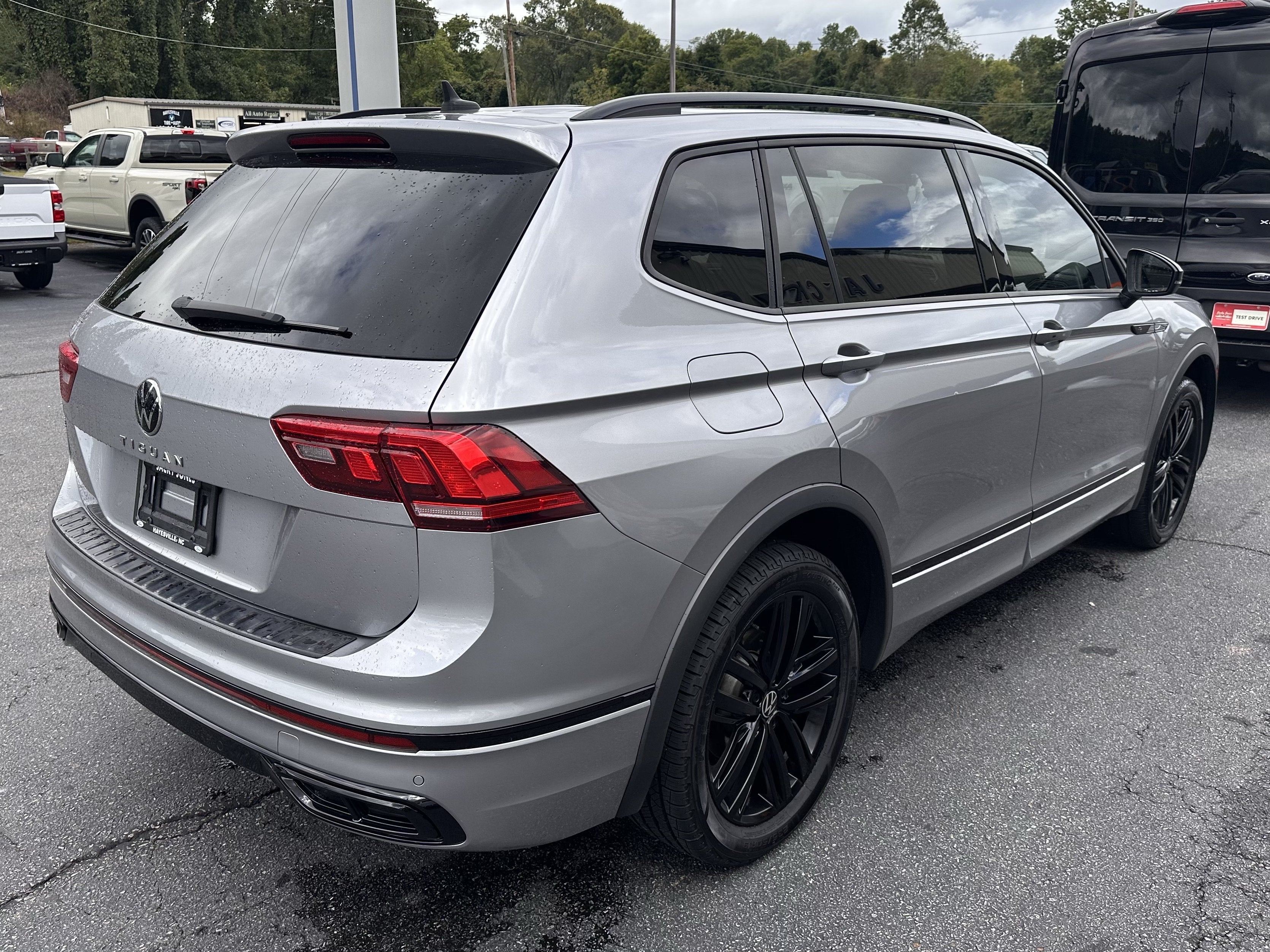2022 Volkswagen Tiguan SE R-Line Black