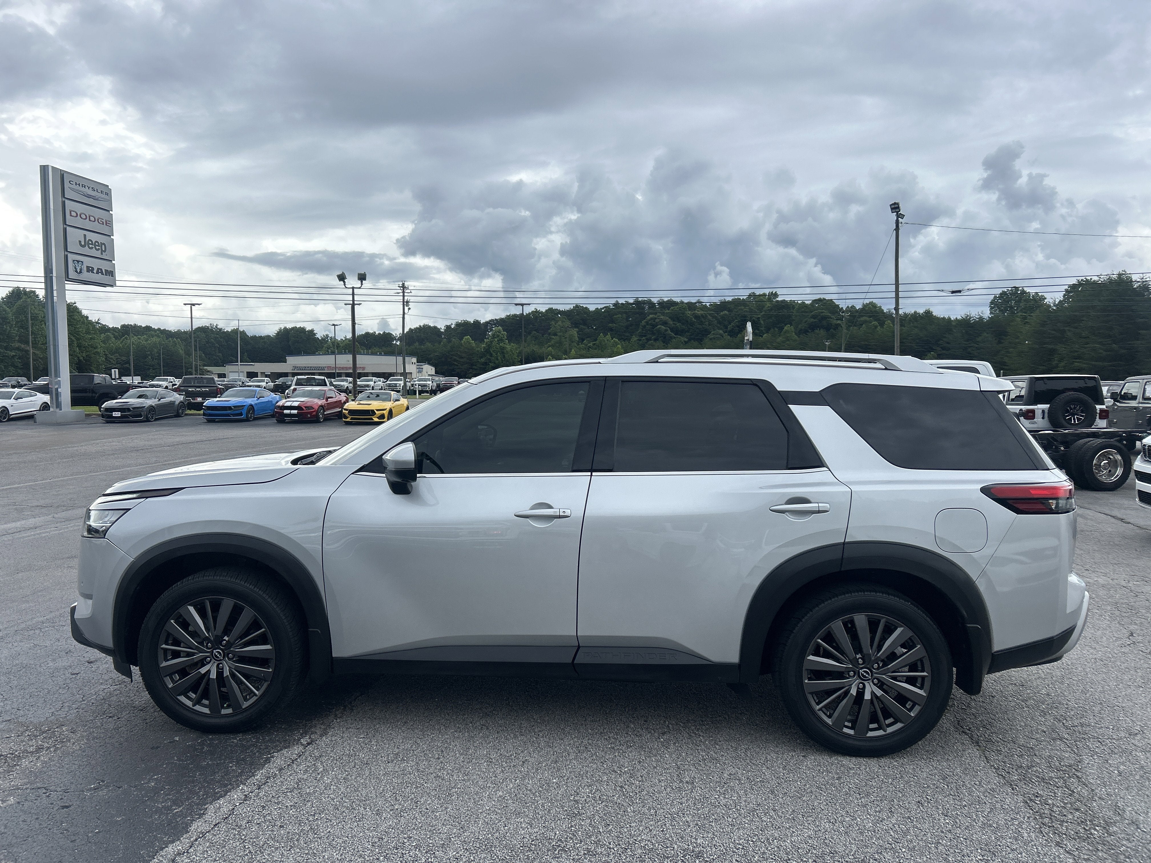2022 Nissan Pathfinder SL