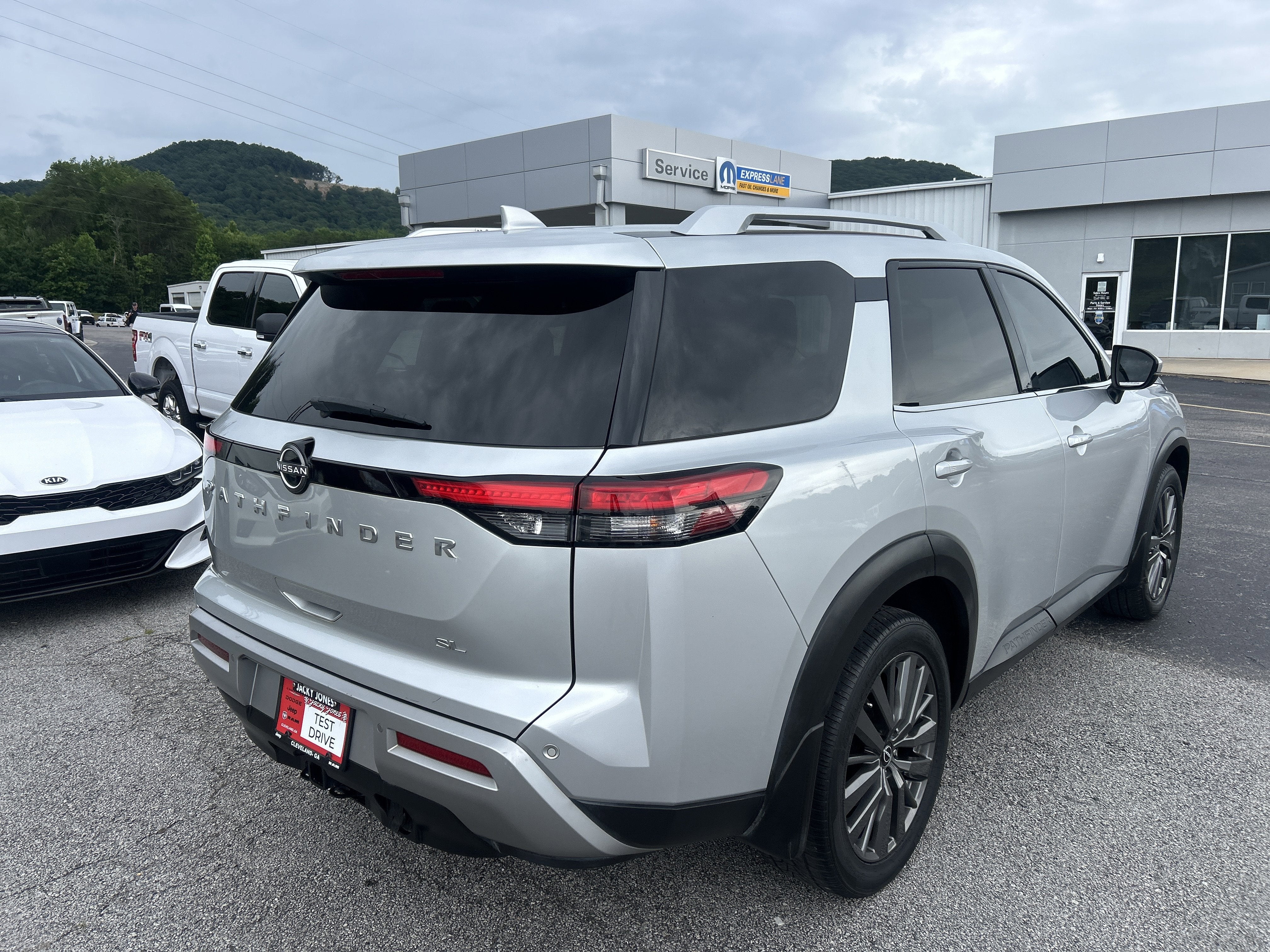 2022 Nissan Pathfinder SL