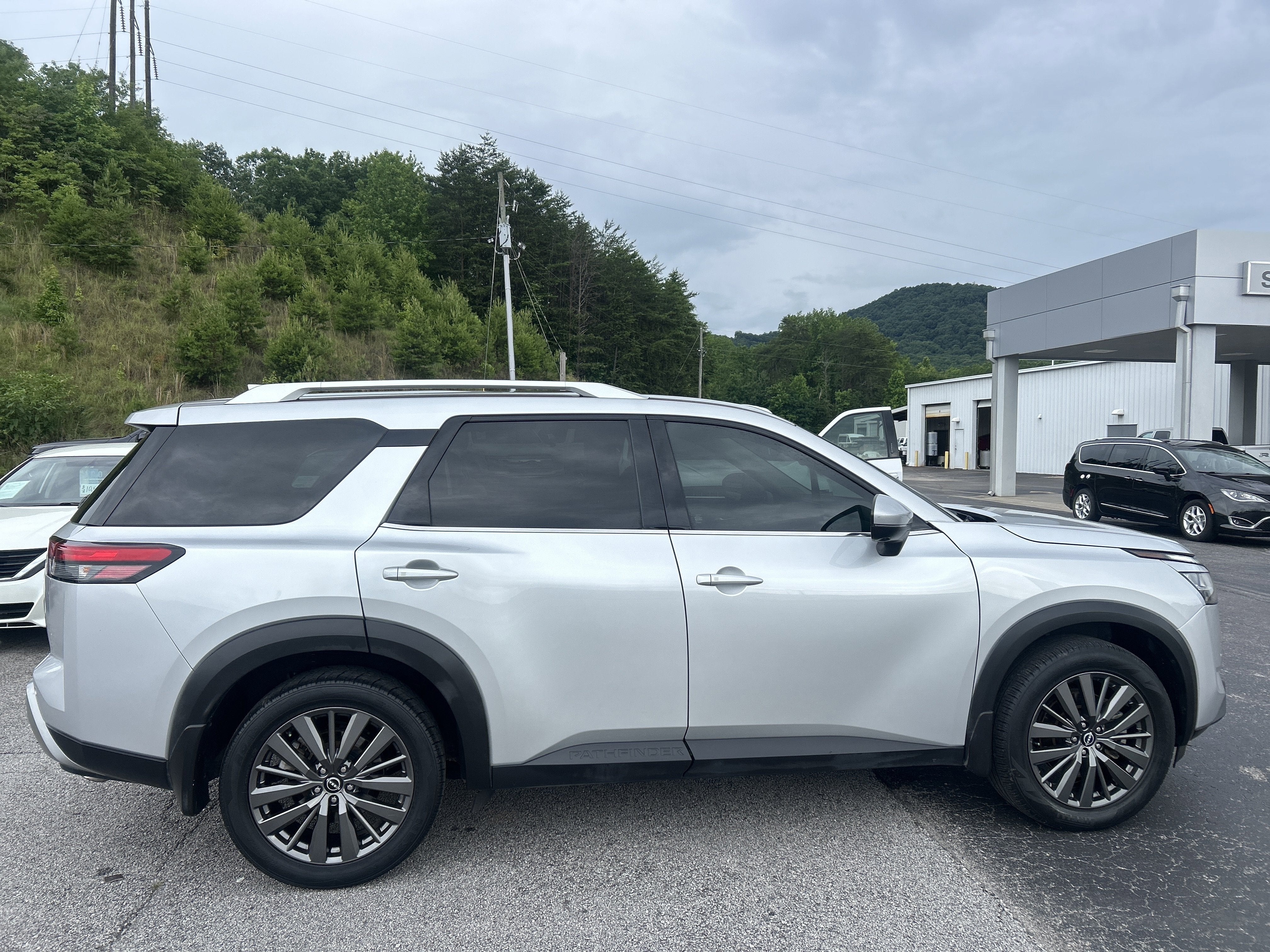 2022 Nissan Pathfinder SL
